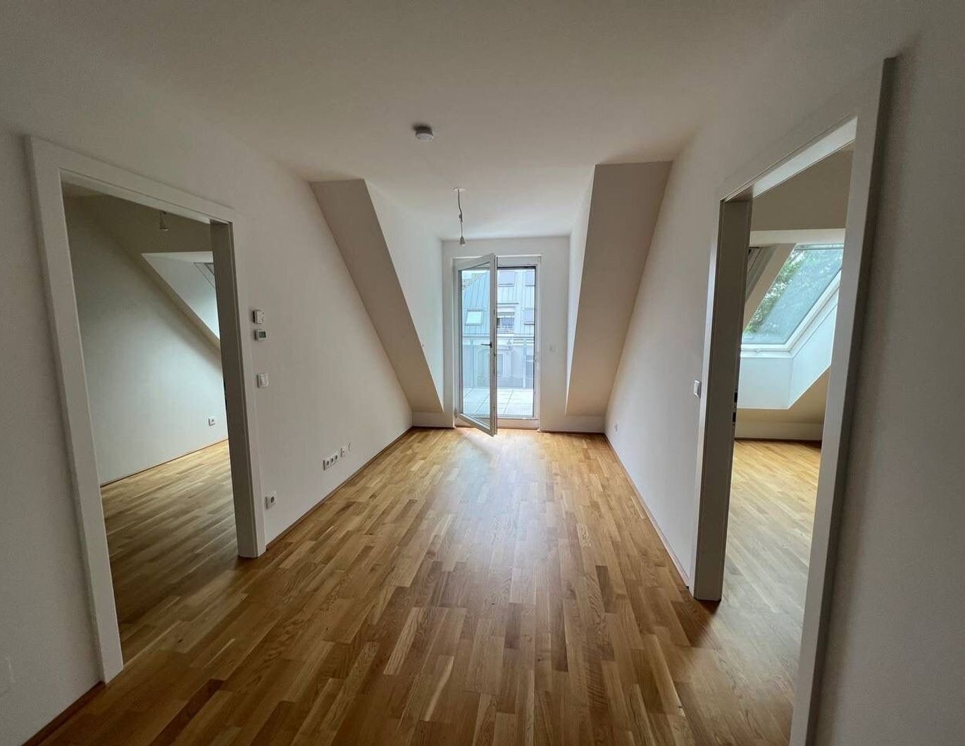 EXKLUSIVES WOHNEN IN RUHIGER LAGE MIT BALKON & GARAGE - IDEAL ZUR ANLAGE