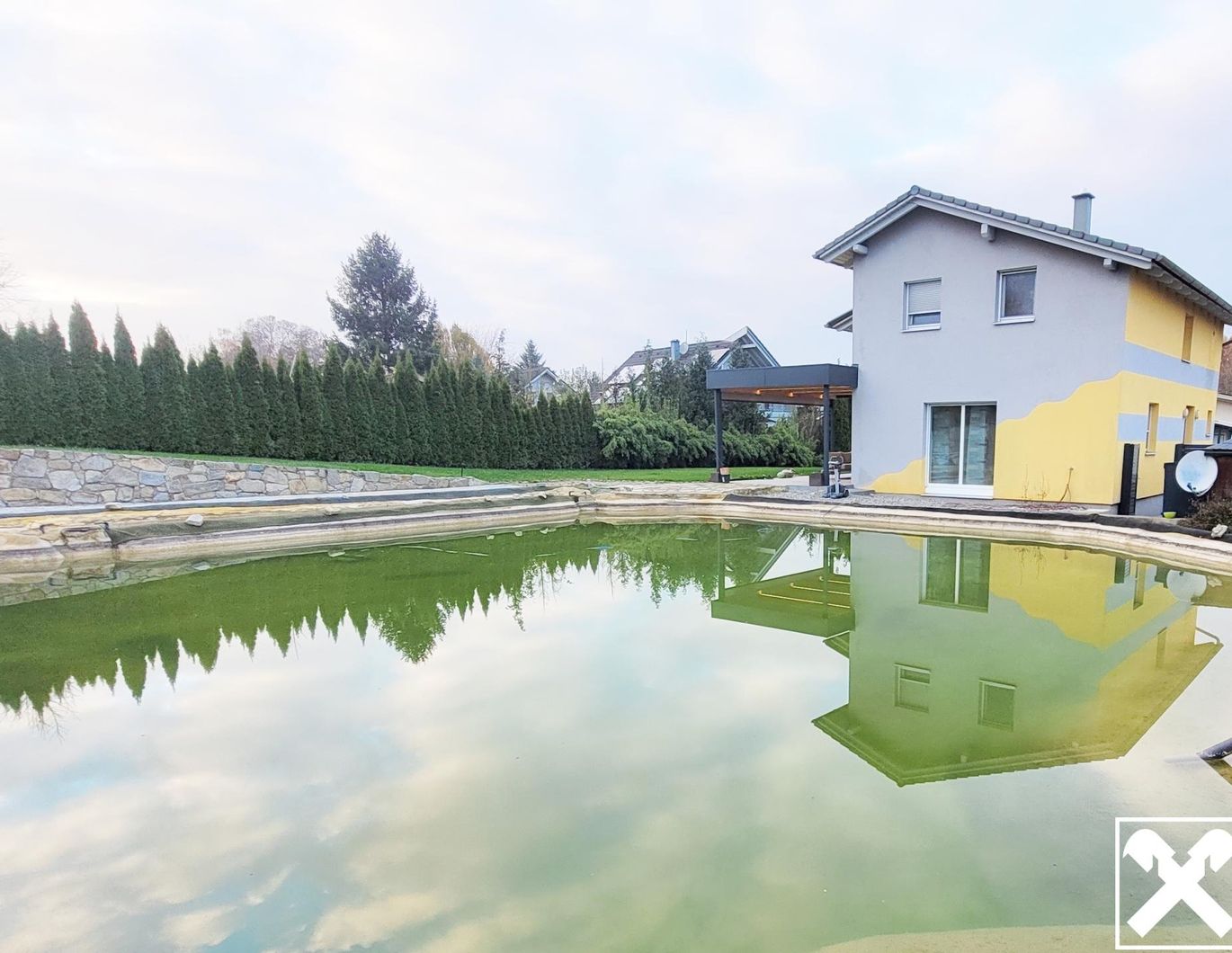 Einfamilienhaus mit großem Garten und Schwimmteich