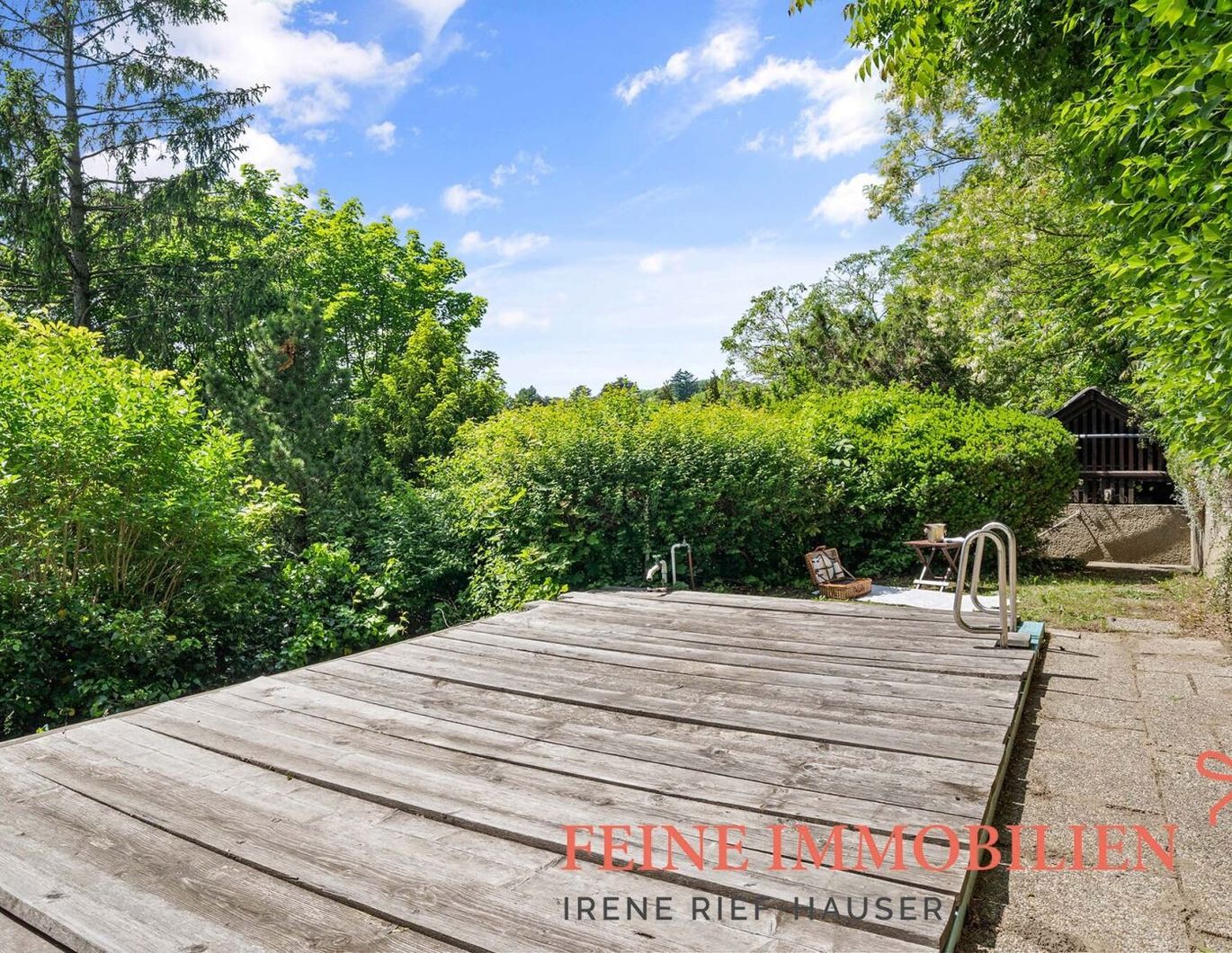 Sofort verfügbar - Charmanter Bestand auf großem Grundstück