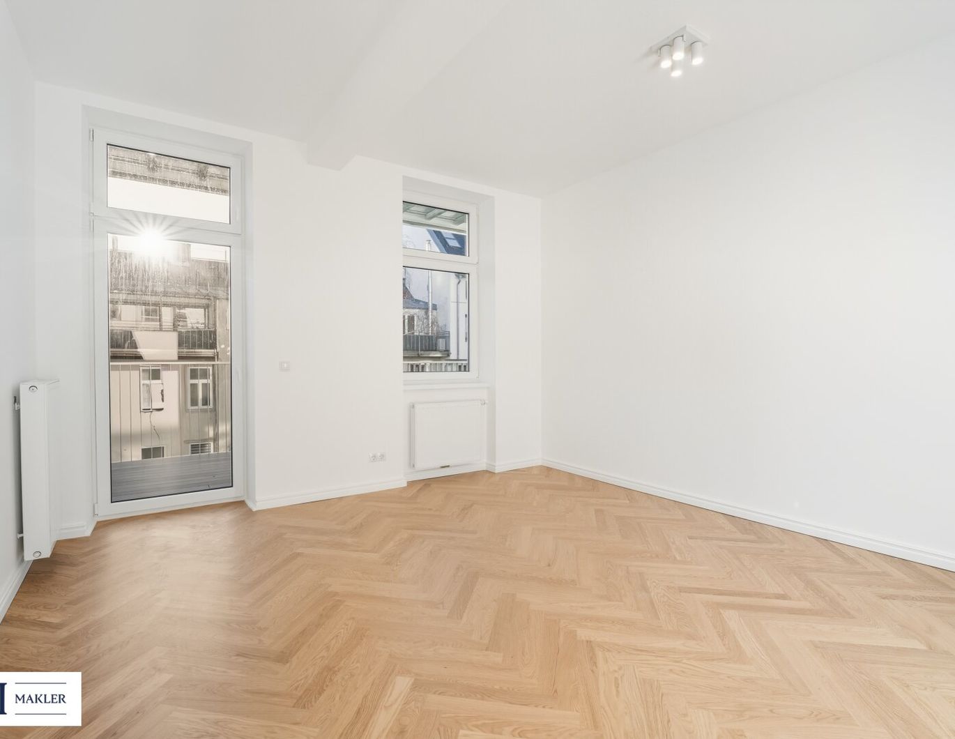 Lichtdurchflutet & luxuriös: Sanierter Altbau-Erstbezug mit Balkon