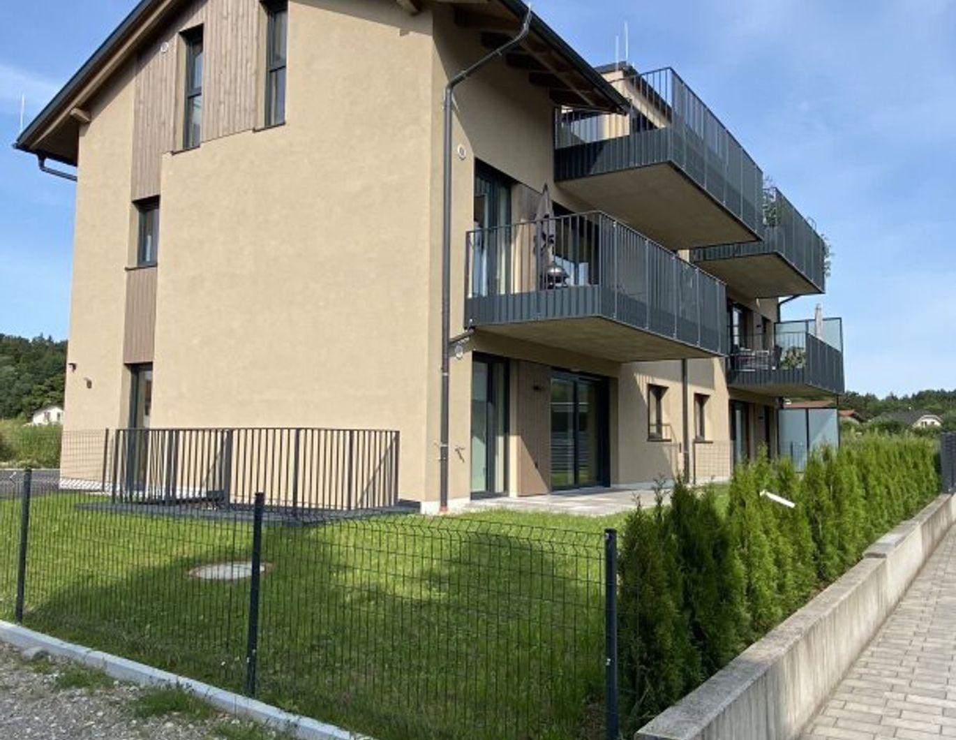 Erstbezug: Stilvolle 3,5-Zimmer-Wohnung mit Garten und Terrasse in Lengfelden!