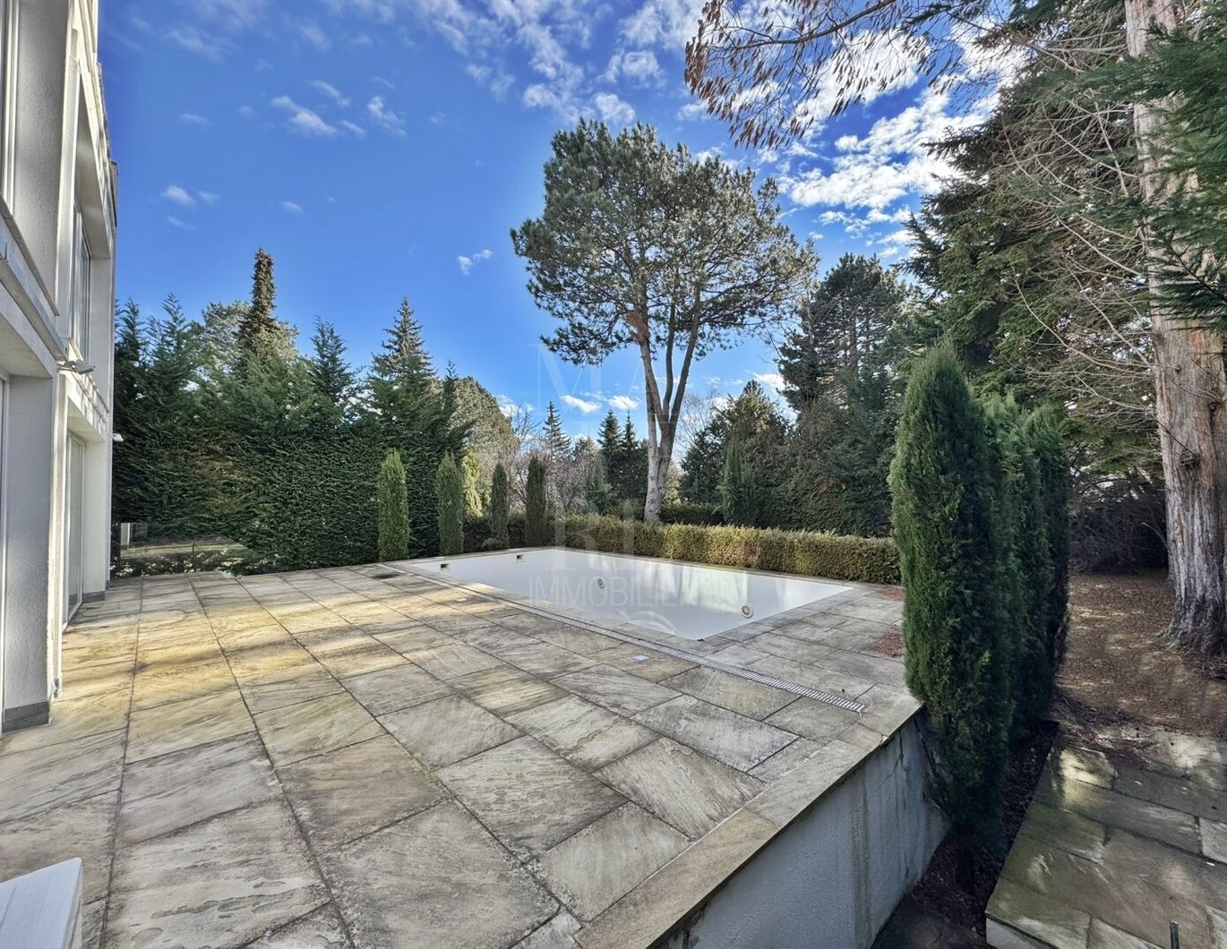 Repräsentative, moderne Villa mit Pool in absoluter Grünruhelage