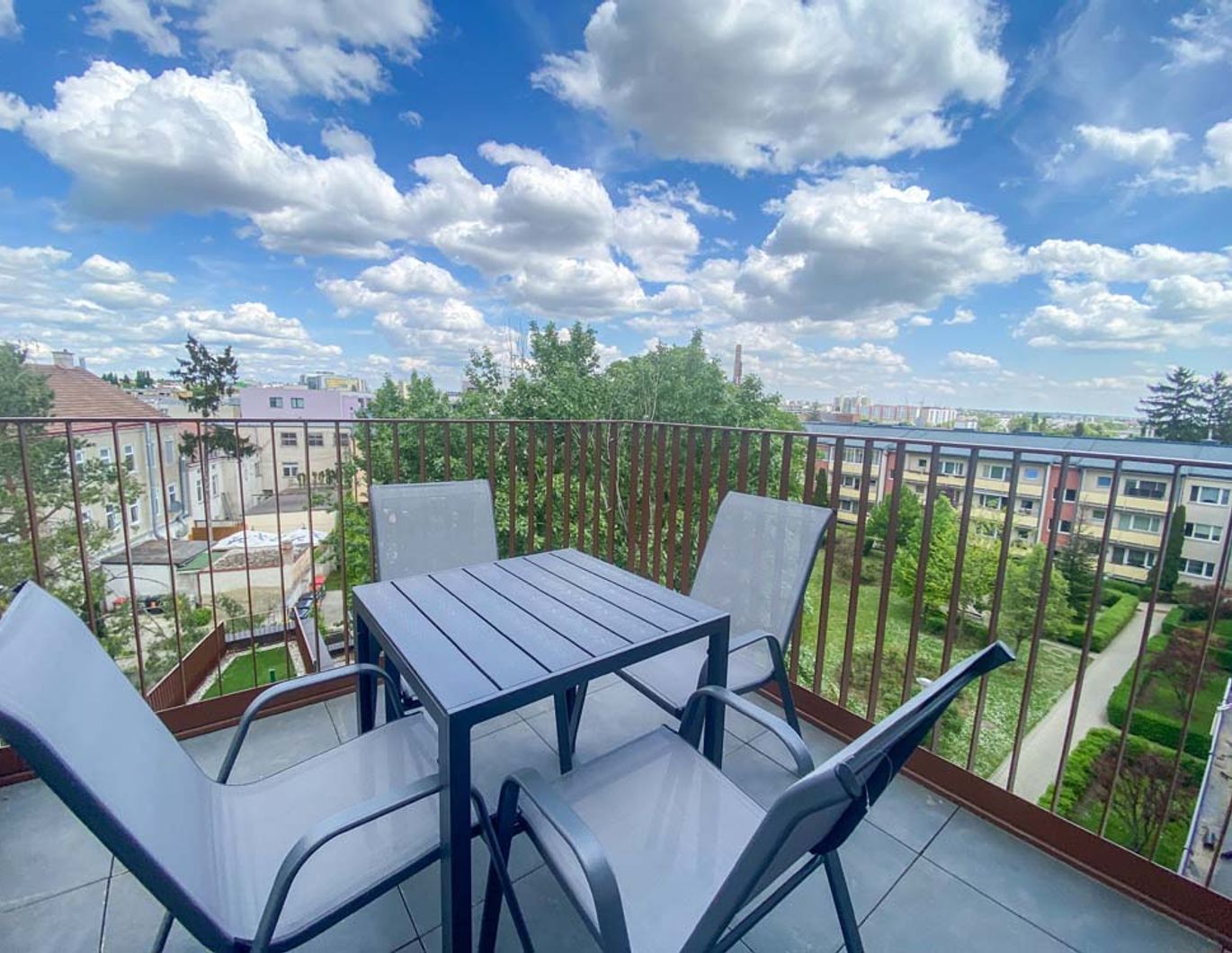 Dachgeschoßwohnung möbliert mit Balkon