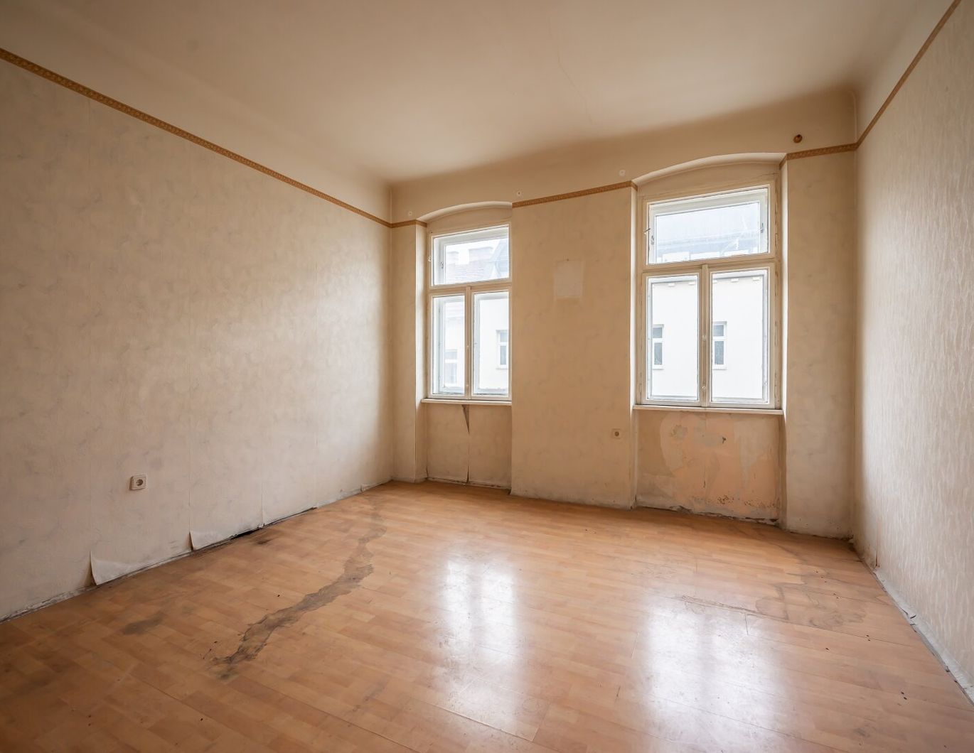++H7++ 2-Zimmer Altbau-Wohnung (renovierungsbedürftig), viel Potenzial!