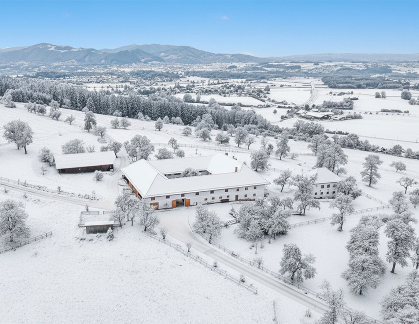 FÜR PFERDE-LIEBHABER! Traditioneller Vierkanthof mit 6 Boxen