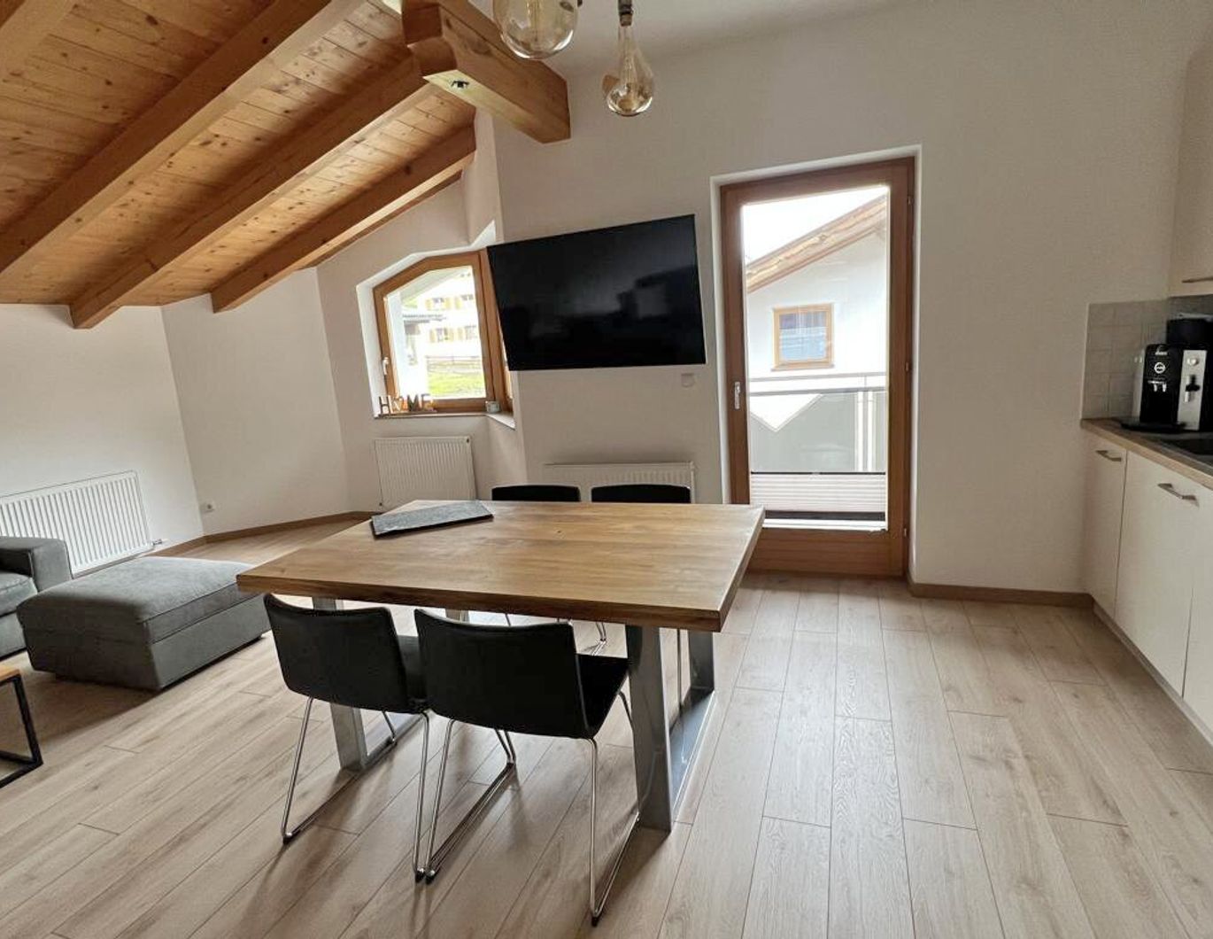 Obergeschoss eines Zweifamilienwohnhauses (2 Wohnungen) in Neustift / Neder zu verkaufen