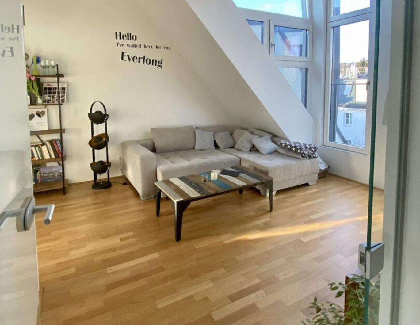 VOLL MÖBLIERTES traumhaft ruhiges Dachgeschoss-Appartement mit Terrasse und perfektem Öffi-Anschluß