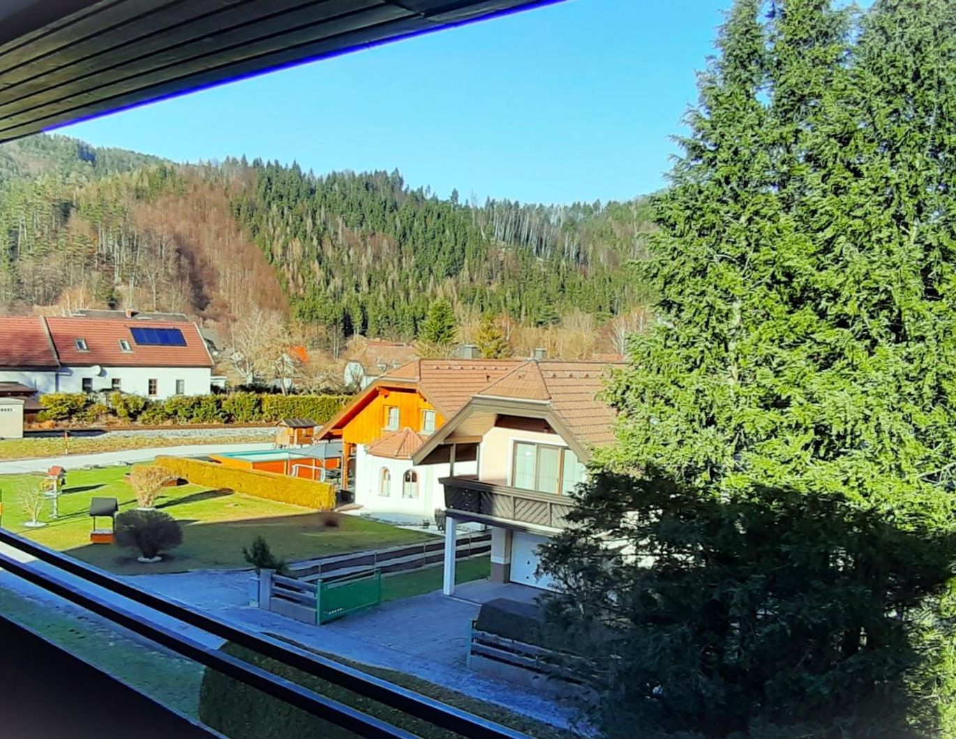 Traumhaft große Loggia, neues Bad, großzügige DG-Wohnung. Ideal auch als Zweitwohnsitz.