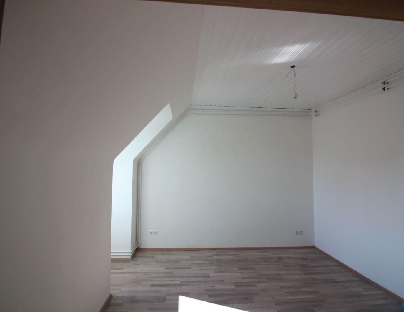 GEMÜTLICHE DACHGESCHOSSWOHNUNG MIT 2 ZIMMER - NEU SANIERT!