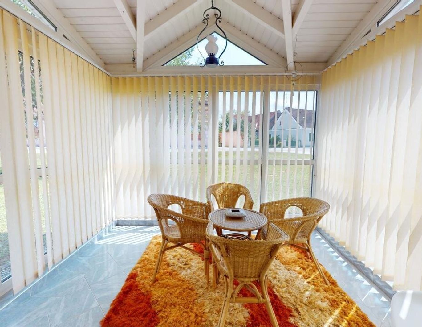 **Großzügiges Ein - Mehrfamilienhaus mit vielen Möglichkeiten in Burgau**