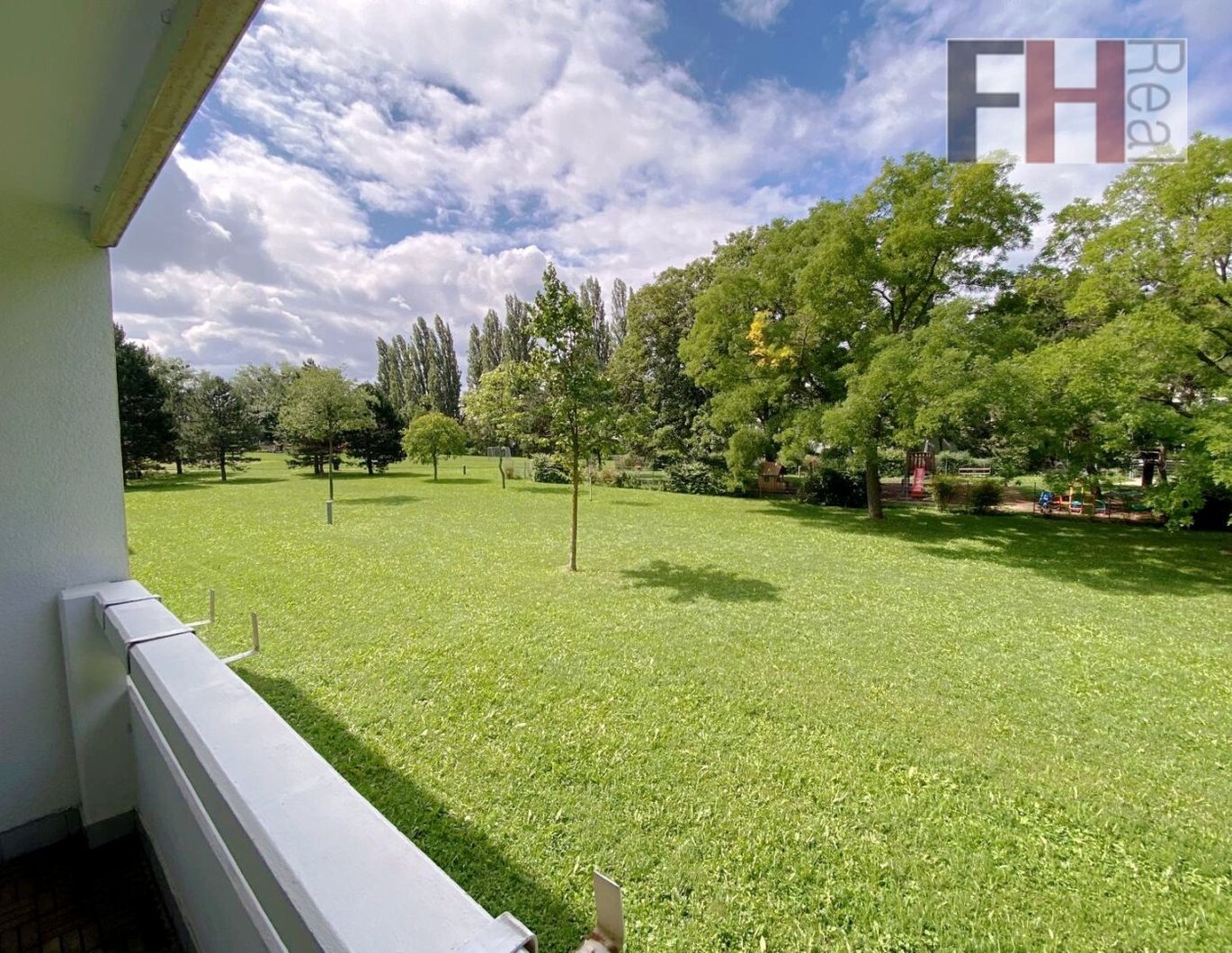 Gepflegte 2 Zimmer Wohnung mit Loggia und herrlichem Grünblick!