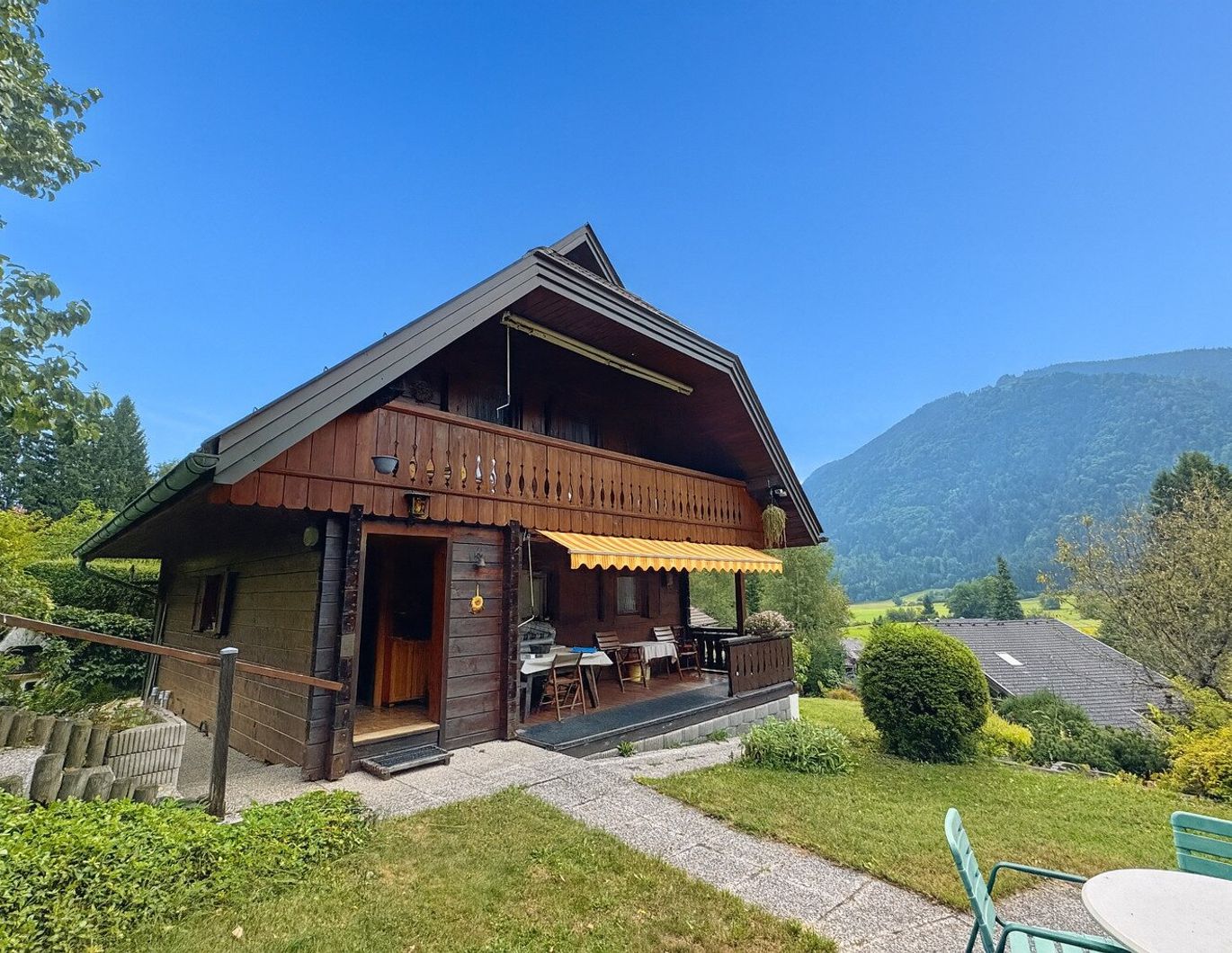Charmantes Holz-Wohnhaus in Ruhelage am Fuße des Dreiländerecks mit Garten, Balkon & Carport für 205.000 Euro