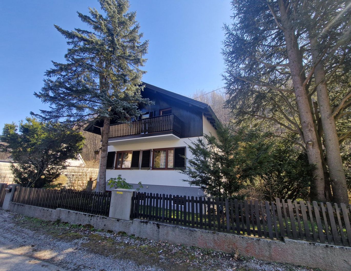 FAMILIENWOHNSITZ IN PARADIESISCHER GRÜNRUHELAGE IN HINTERSDORF MIT BLICK IN DEN WIENERWALD DIREKT AM WALDRAND