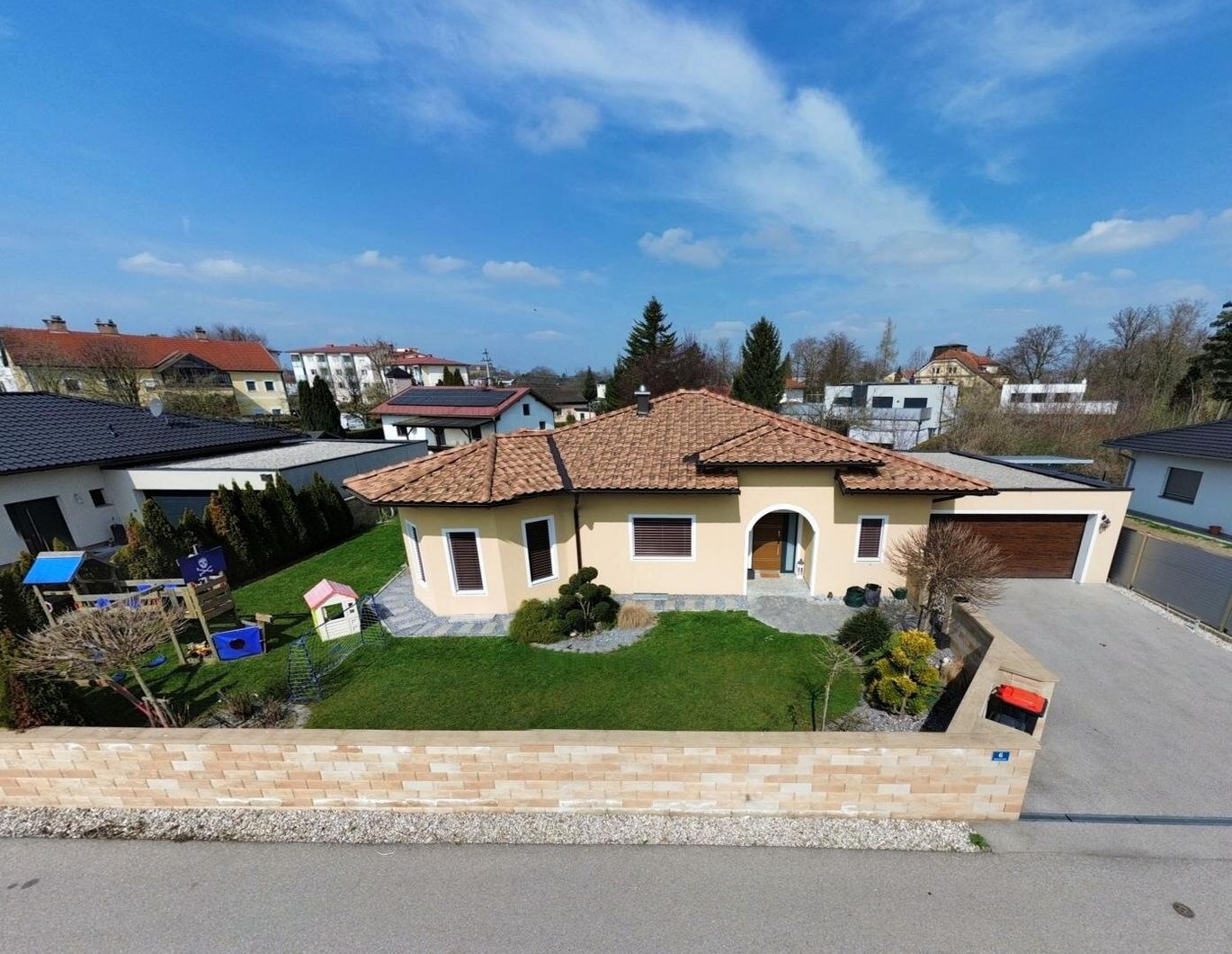 NEUER PREIS! Exklusiver Bungalow im Toskana Stil mit Terrasse, Traumgarten und Doppelgarage in Marchtrenk