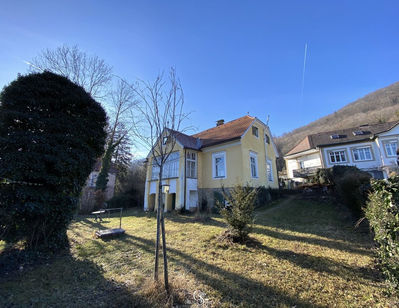 Uriges Landhaus im Biedermeier-Stil - mit Sanierungsbedarf