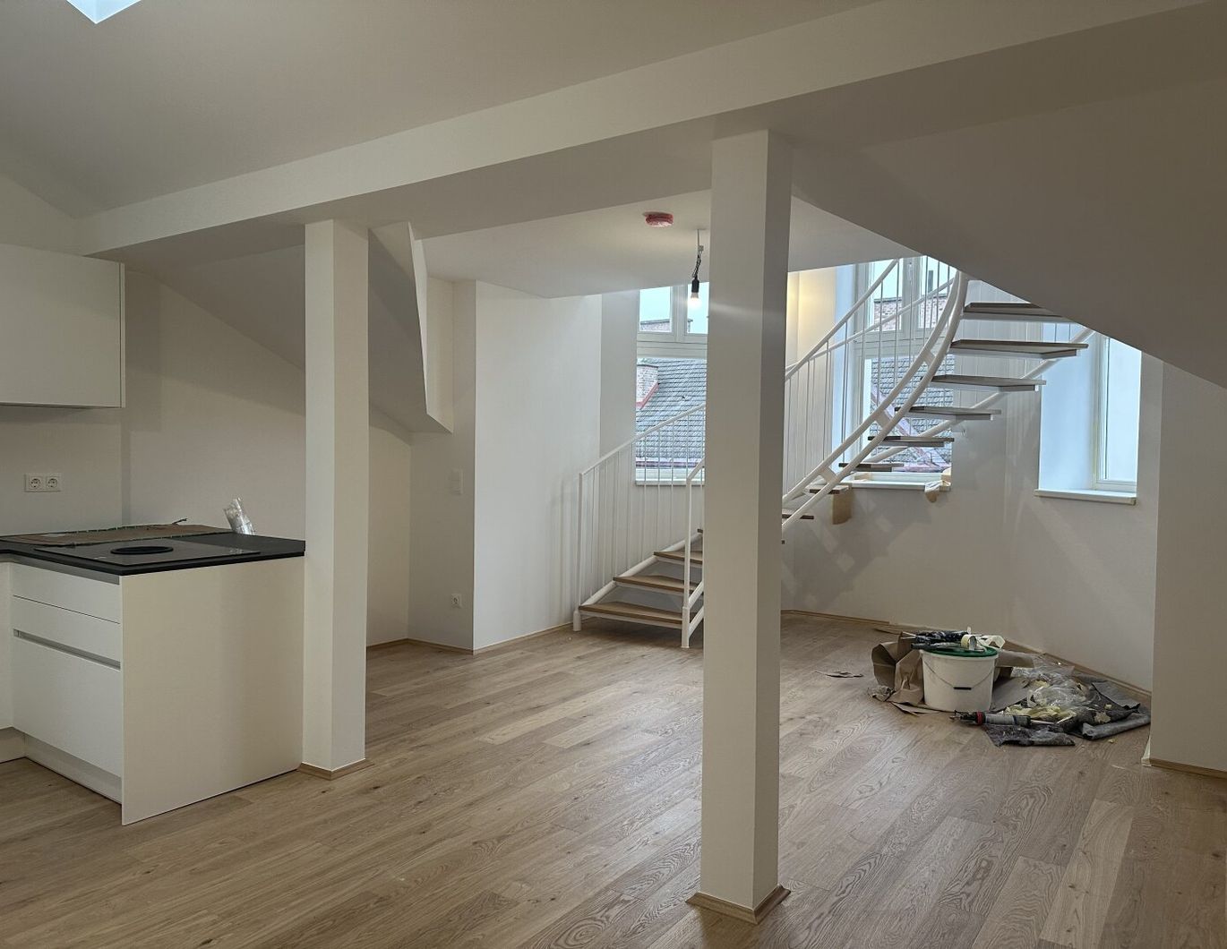 Wunderschöne, helle 3,5-Zimmer-Wohnung mit KÜCHE im Dachgeschoß - ERSTBEZUG in Ruhelage, U3-Nähe