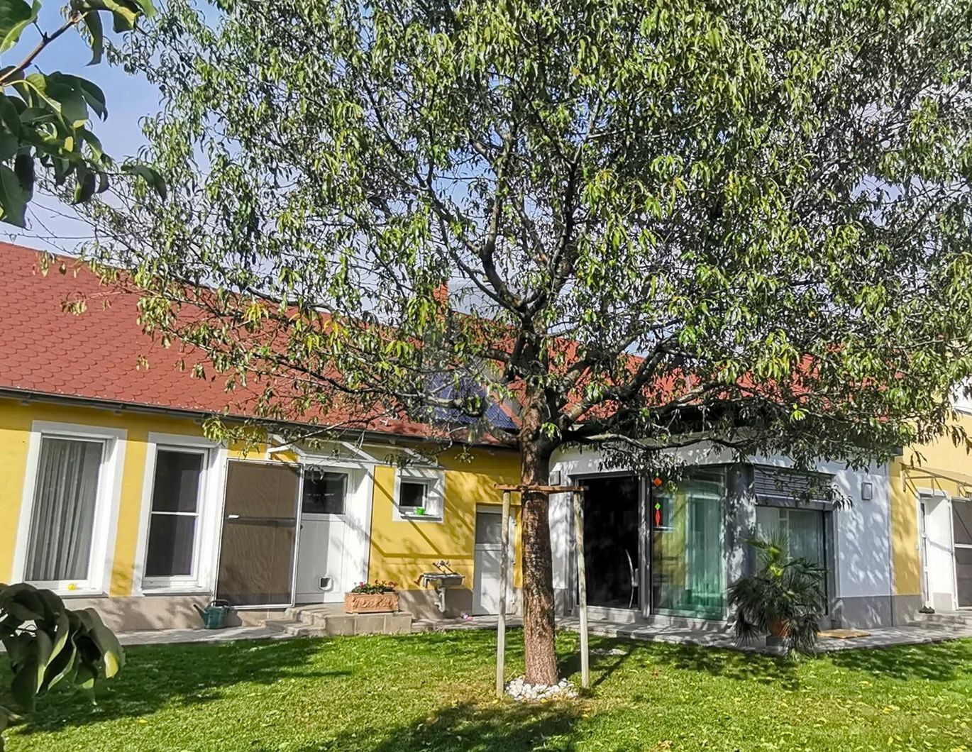 SONNIGE WOHLFÜHLOASE MIT POOL UND EIGENER GÄSTE-EINHEIT