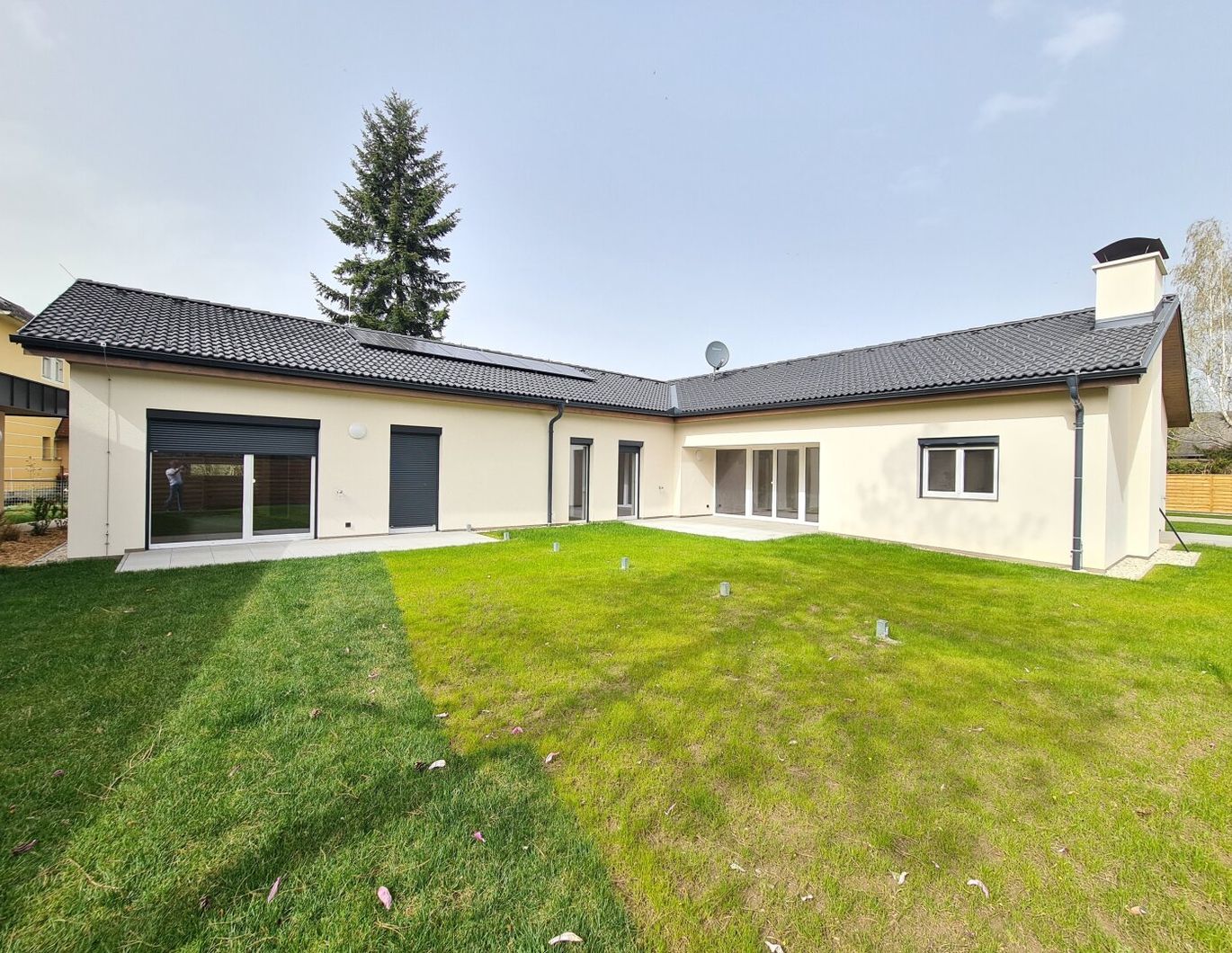 Erstbezug ETW im EG mit großem Eigengarten und 2 eigenen Carportstellplätzen sowie ein Kellerabteil