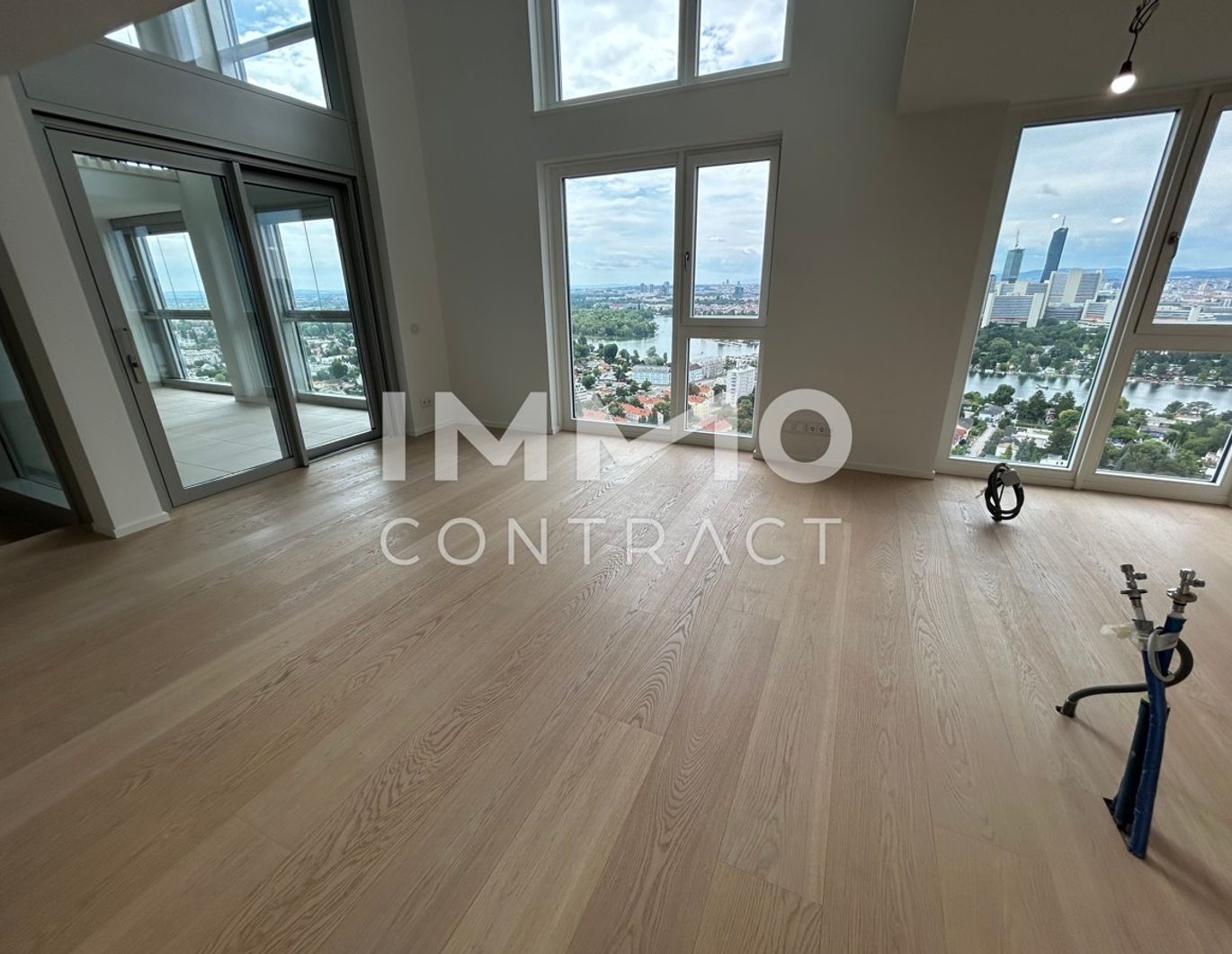 Exklusive Penthouse Wohnung auf 2 Etagen mit atemberaubenden Ausblick auf die Donau und die Innenstadt!