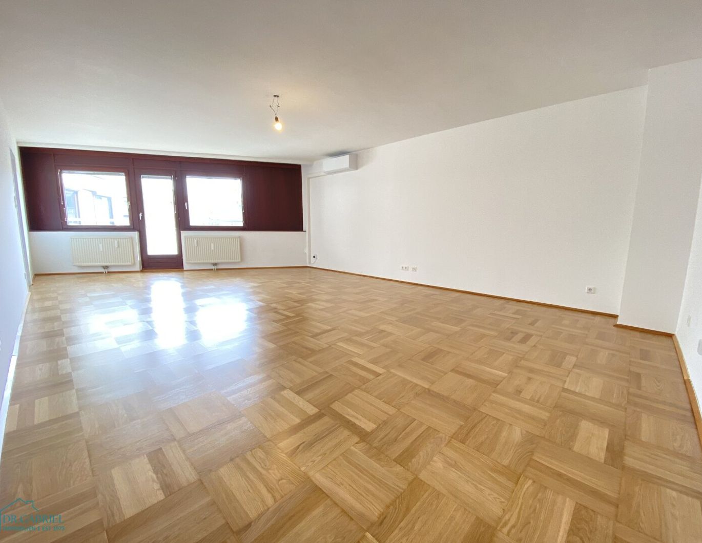 HELLE, RUHIGE WOHNUNG MIT LOGGIA UND GARAGE - NÄHE SERVITENVIERTEL