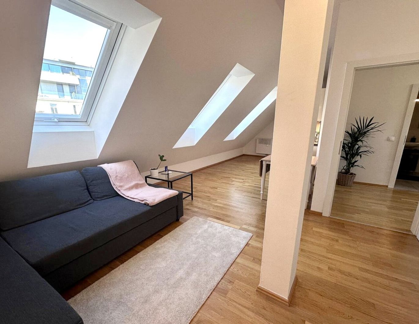 Sonnige, modern möblierte 2-Zimmer-Wohnung in ruhiger Innenhoflage - Südtirolerplatz!