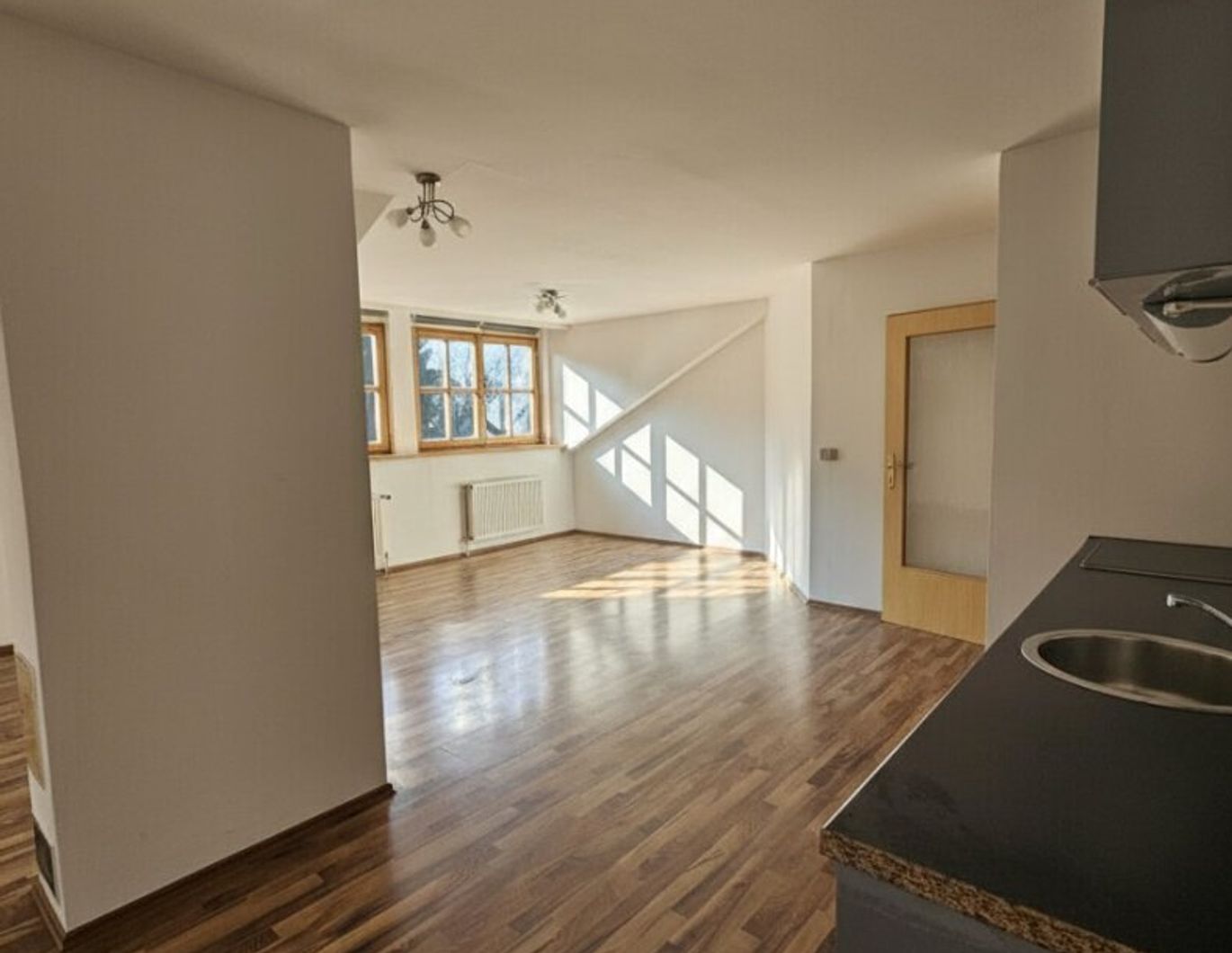 Ankommen und wohlfühlen: Stilvolle Dachgeschosswohnung mit Parkplatz