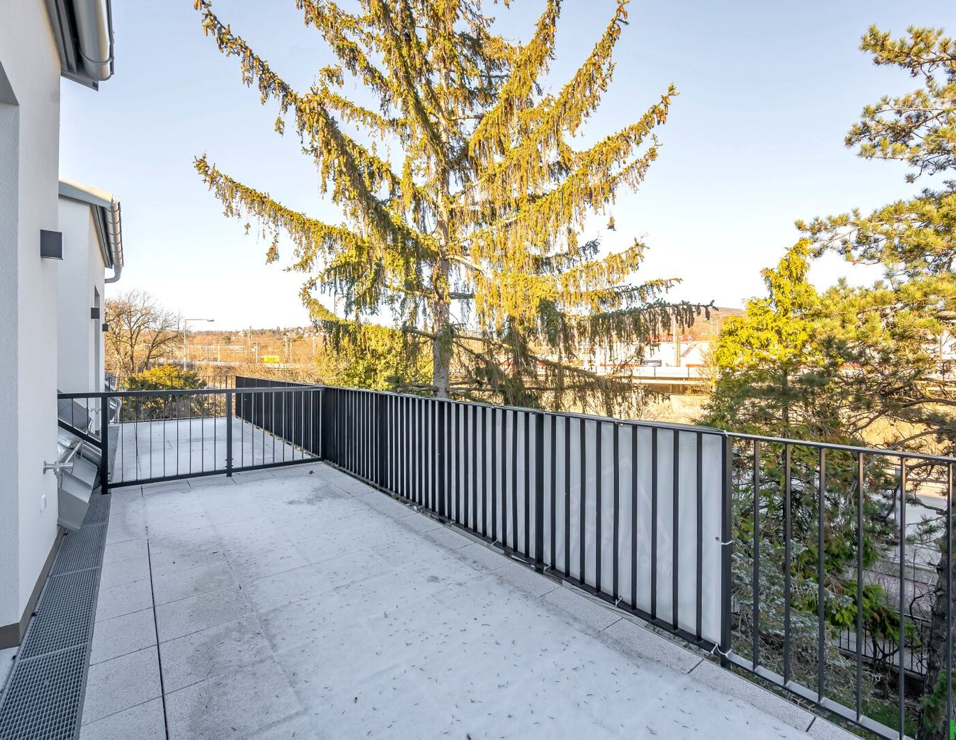 Luxus mit Weitblick: 4 Zimmer Dachterrassenwohnung in Villa Auhof
