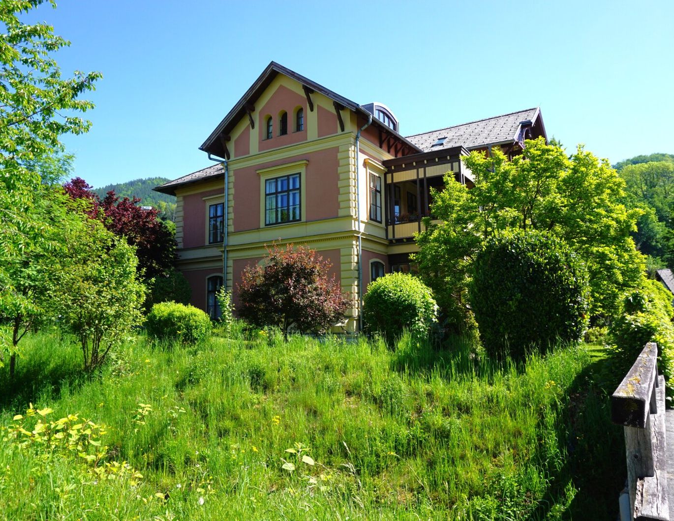Großzügige Erdgeschosswohnung in einer schönen Villa am sonnigen Mondsee zu vermieten (Optional: Wohnen und Arbeiten unter einem Dach)
