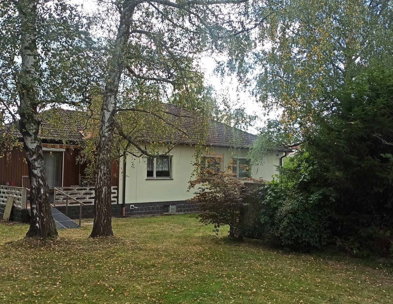 Bungalow in Siedlungsrandlage mit sensationellem Garten und Sauna-Bereich
