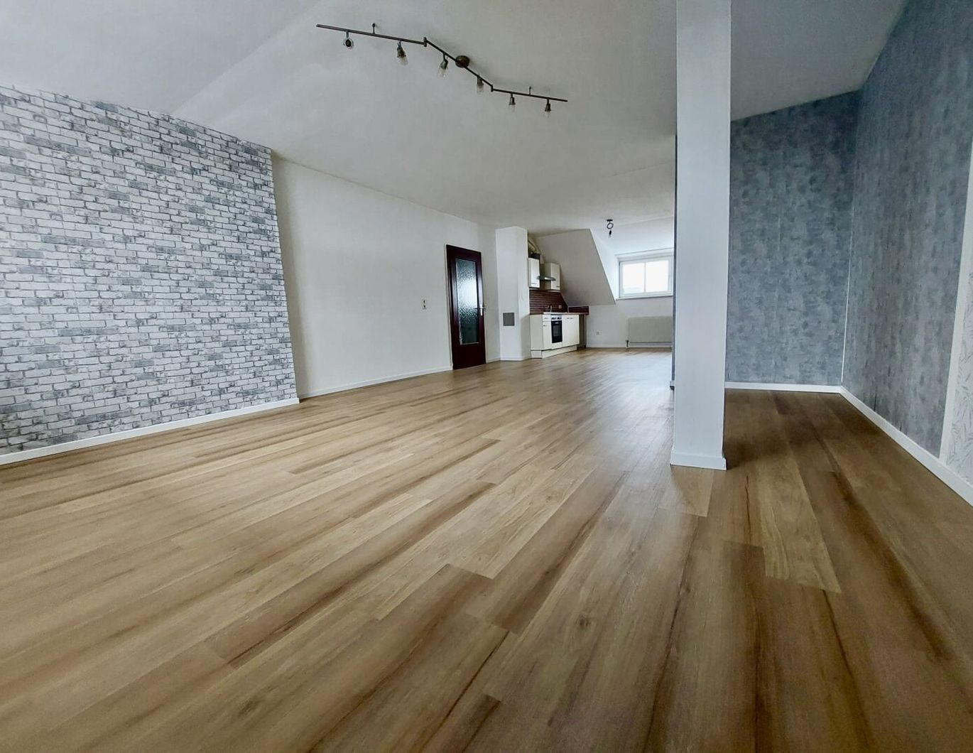 Modernisierte Dachgeschoß-Wohnung mit Küche in Knittelfeld