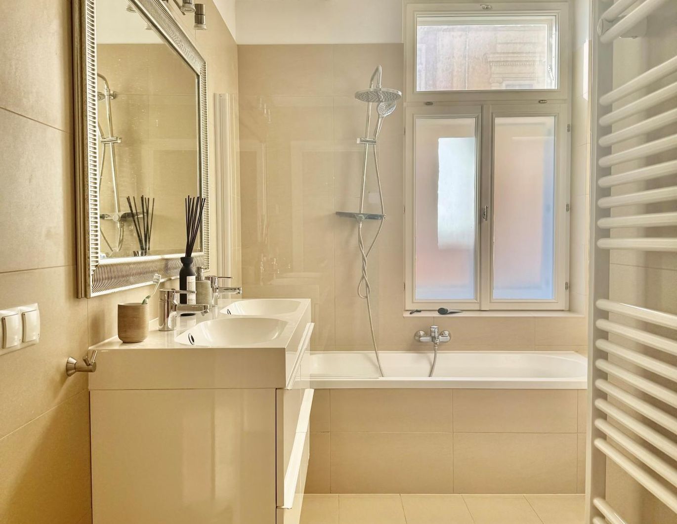 Altbaujuwel! Generalsanierte 3-Zimmer-Wohnung mit hofseitiger Loggia, nur 5. Min fußläfig zur U-Bahn und zum Schlosspark Schönbrunn!