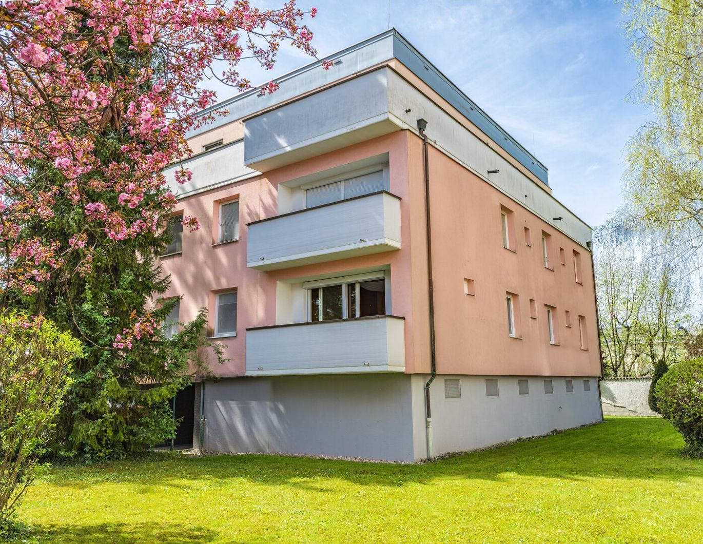 JOSEFIAU: 5-Zimmer-Wohnung mit 2 Balkone und Garage