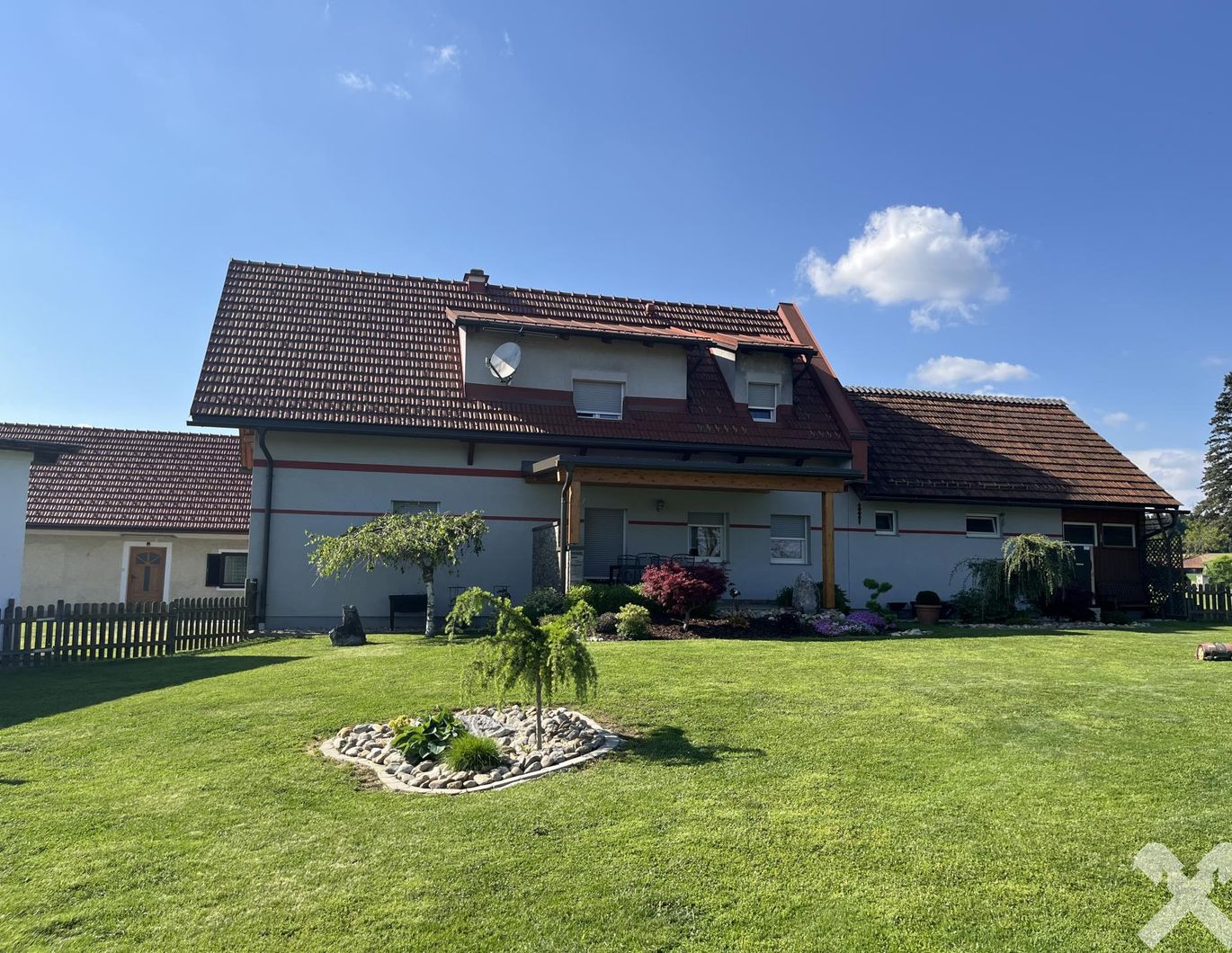 Wohnen & Wirtschaften: Zwei Häuser & Ackerfläche - alles in einem Paket!