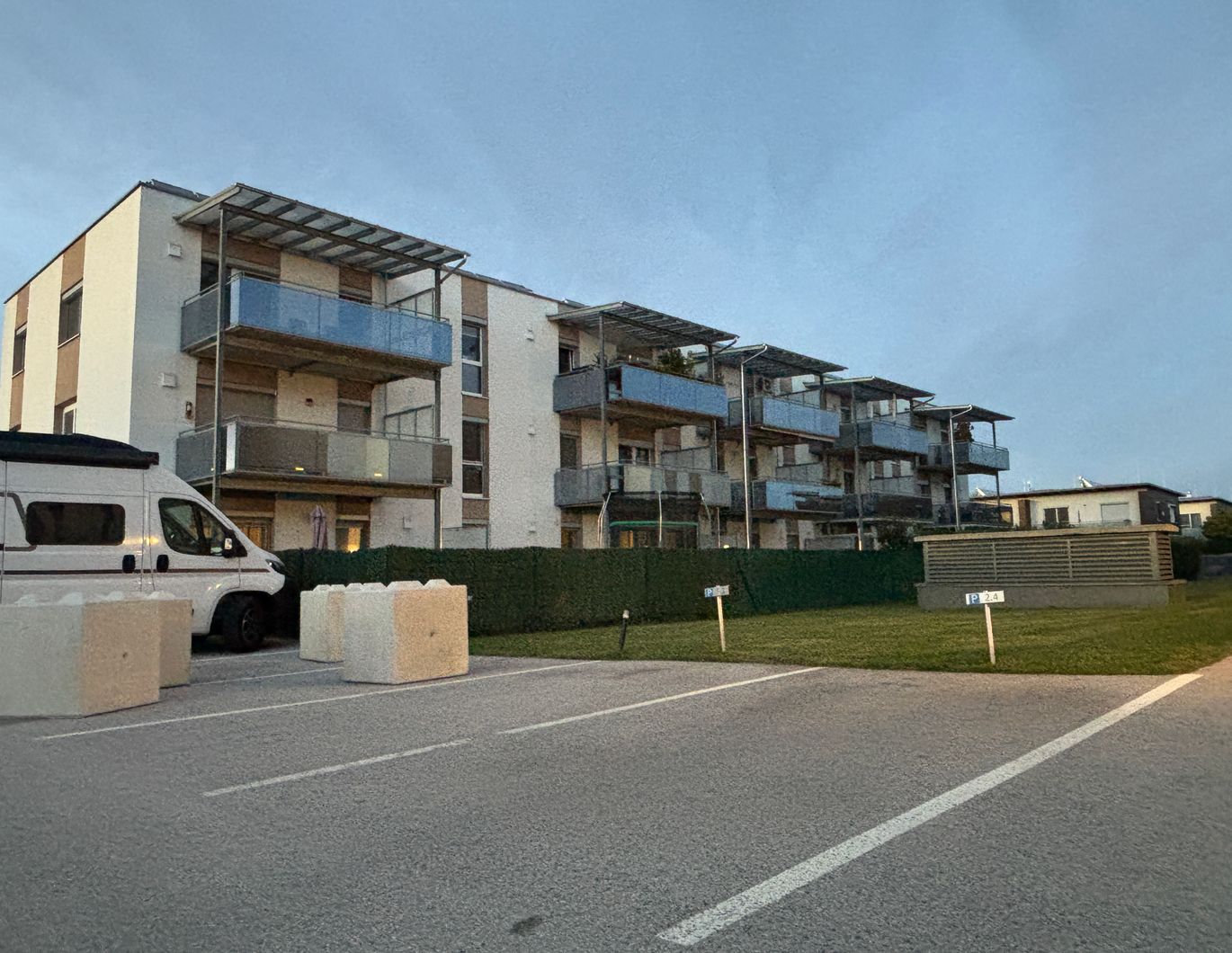 ruhige 2-Zimmer Wohnung, Südausrichtung, großer Balkon, 2 Stellplätze, provisionsfrei