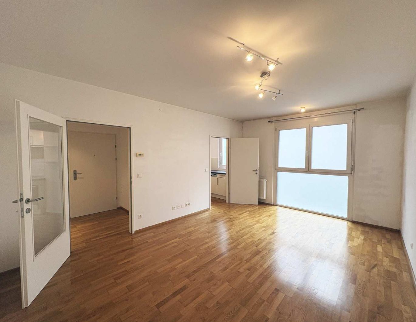 Moderne 3-Zimmer-Wohnung mit Balkon in ruhiger Seitengasse -  nächst Krottenbachstraße!