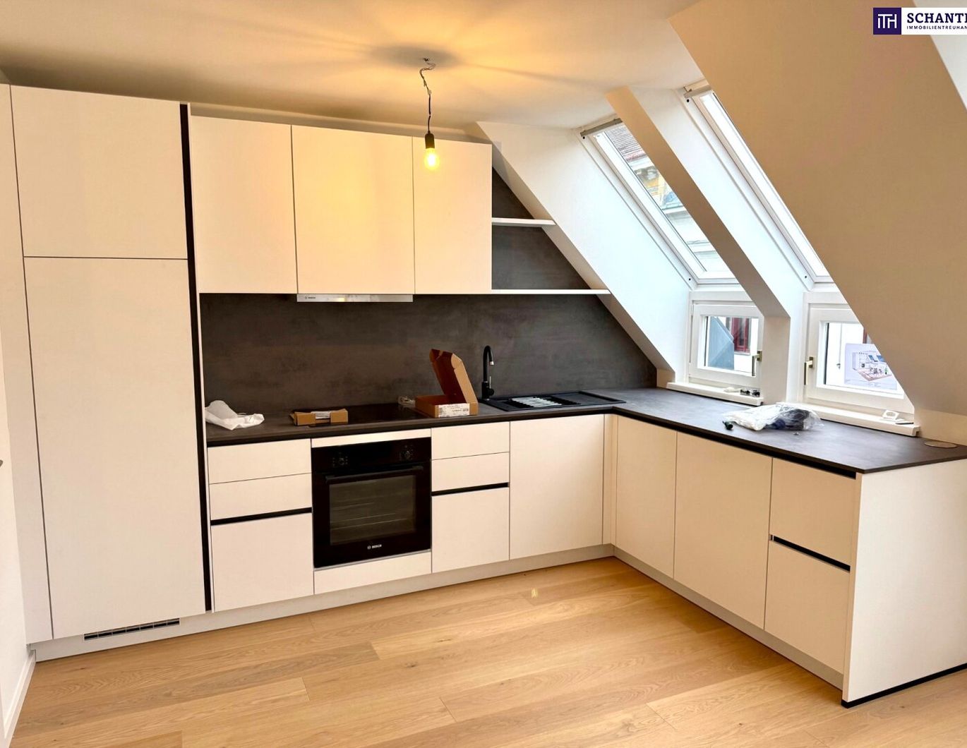 Fresh, fancy, fertig zum Einziehen! Zwei Ebenen. Drei Zimmer. 100 % Wow! Frisch sanierte Neubauwohnung im Dachgeschoss + Klimageräte + Westterrasse + Gute Infrastruktur!