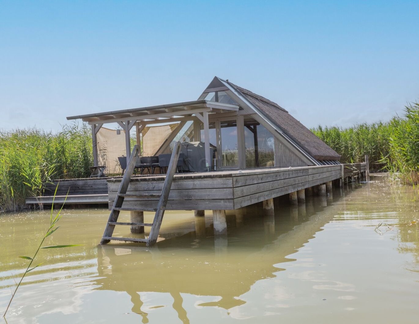 Neu adaptierte Spitzhütte in Toplage am offenen See
