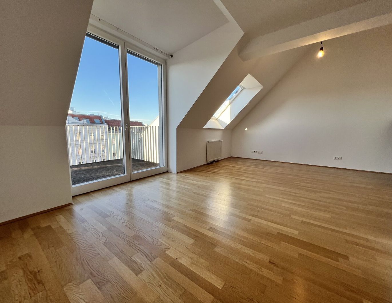 Lichtdurchflutete Maisonette-Wohnung im Dachgeschoss: 4-Zimmer mit großzügiger Terrasse