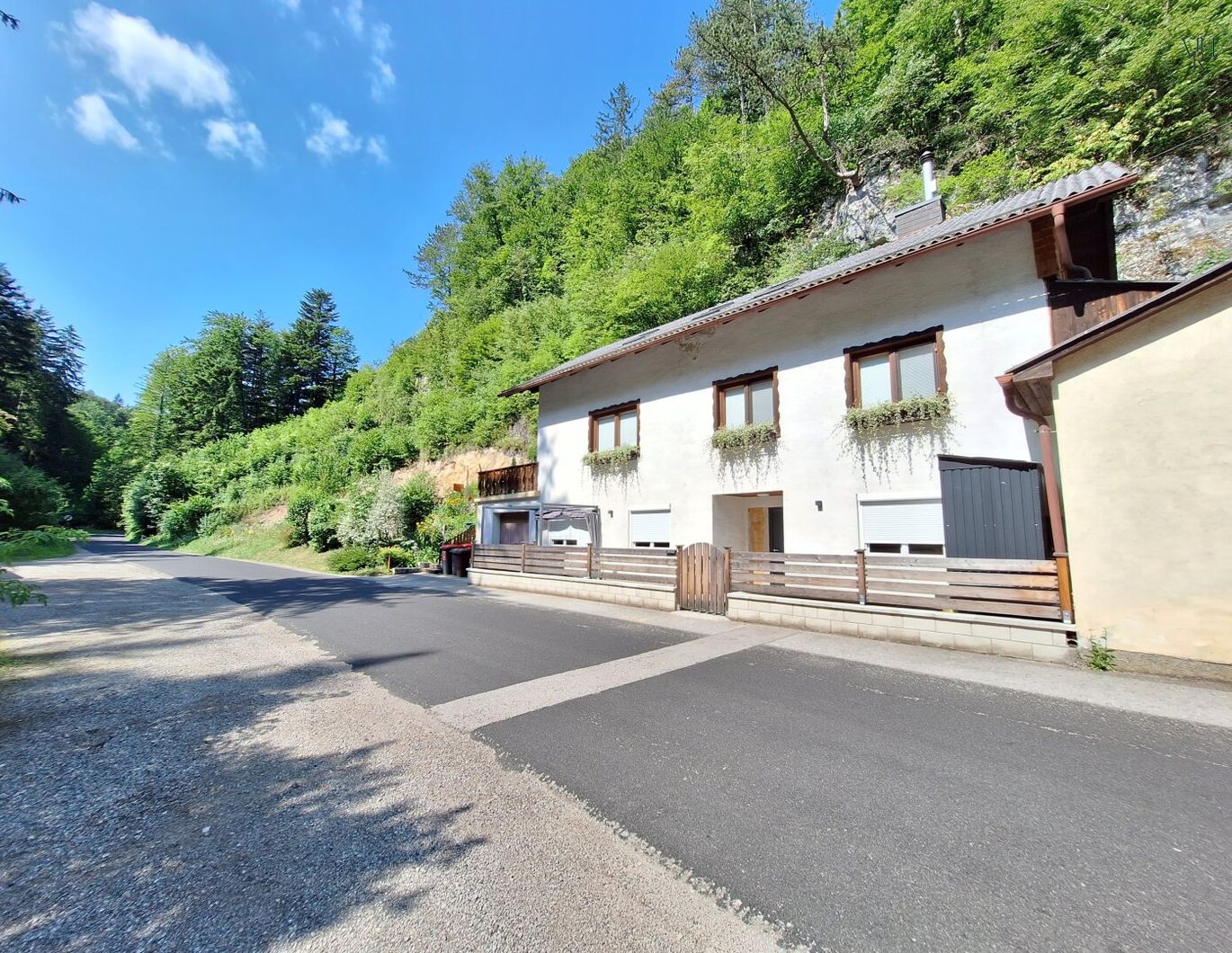 Platz für die ganze Familie oder Investment im Grünen! Liegenschaft mit großem Grund in absoluter Grünruhelage