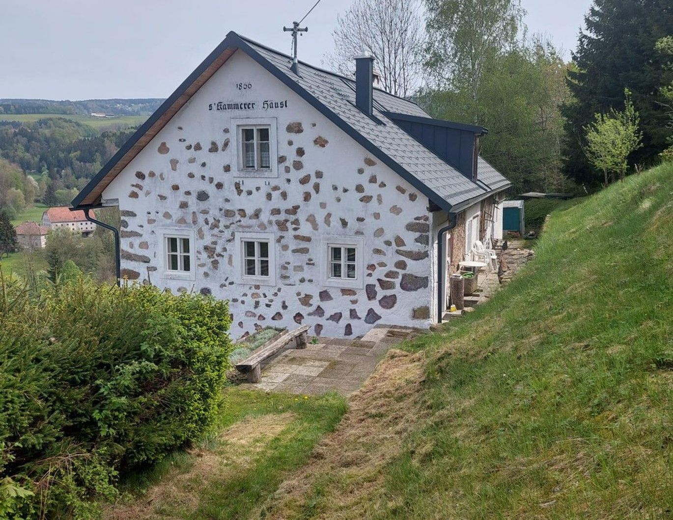 Traditionelles Bauernhaus mit 800m² Baugrund und 6000m² Grünland