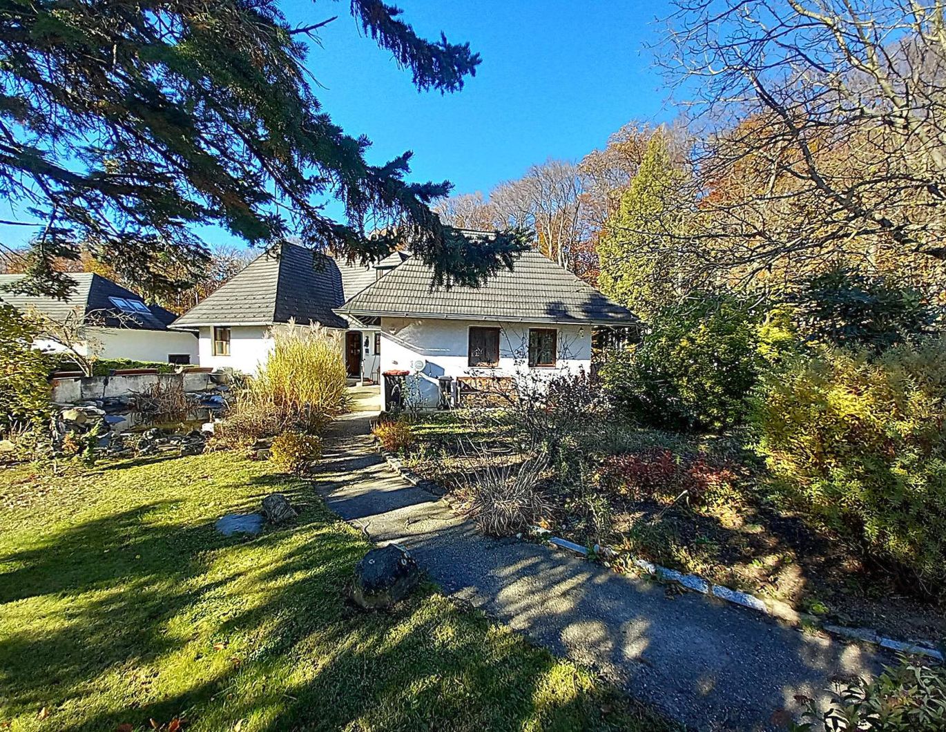 LANDHAUS MIT GROSSEM, SONNIGEN GRUND AM WALDRAND