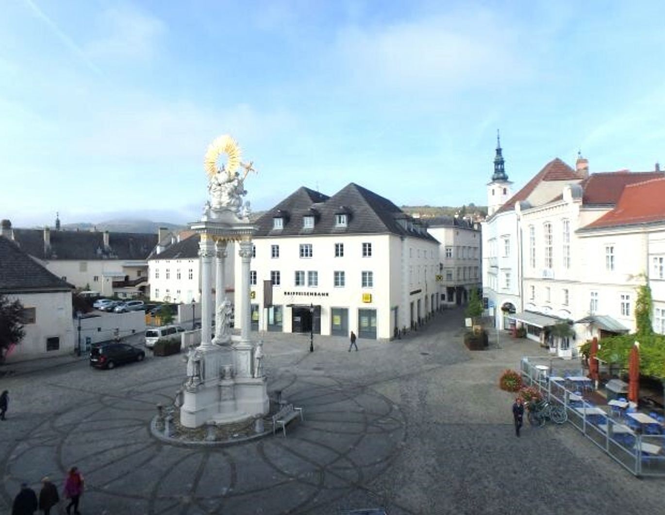 FAMILIENWOHNUNG MIT HOFSEITIGEM BALKON MITTEN IM ZENTRUM