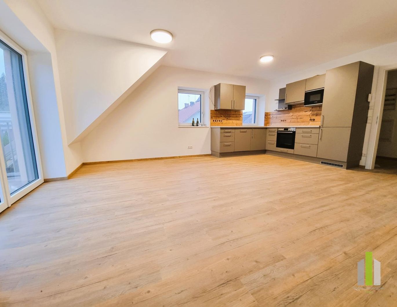 Neubau! Moderne 2-Zi.-Dachgeschoß-Wohnung mit großen Balkon