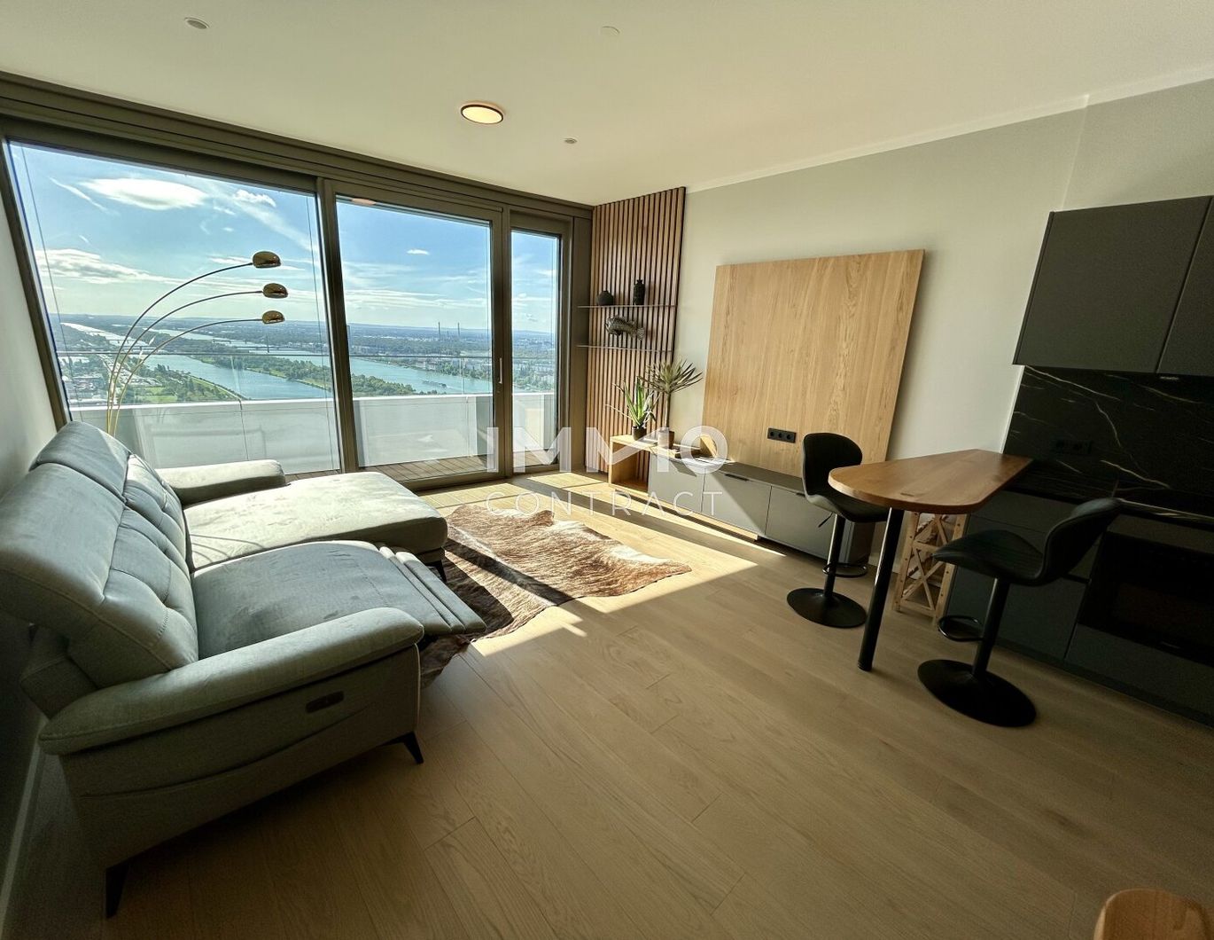 Möbliertes Apartment im 42. Stock mit Weitblick auf die Donau! Pool, Spa und Fitness inklusive!