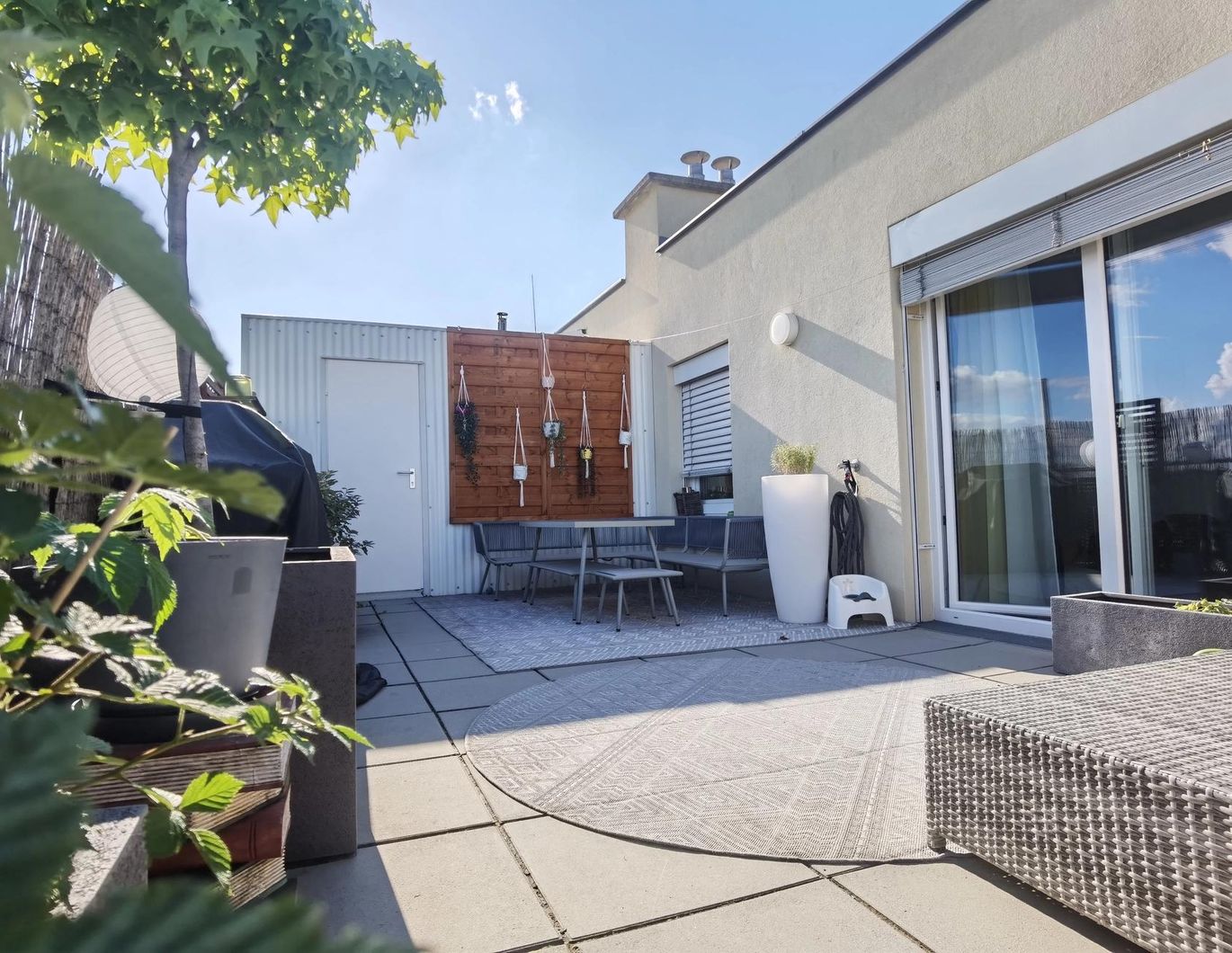 Moderne DG-Maisonette mit Traumterrasse und idealer Infrastruktur (Provisionsfrei)