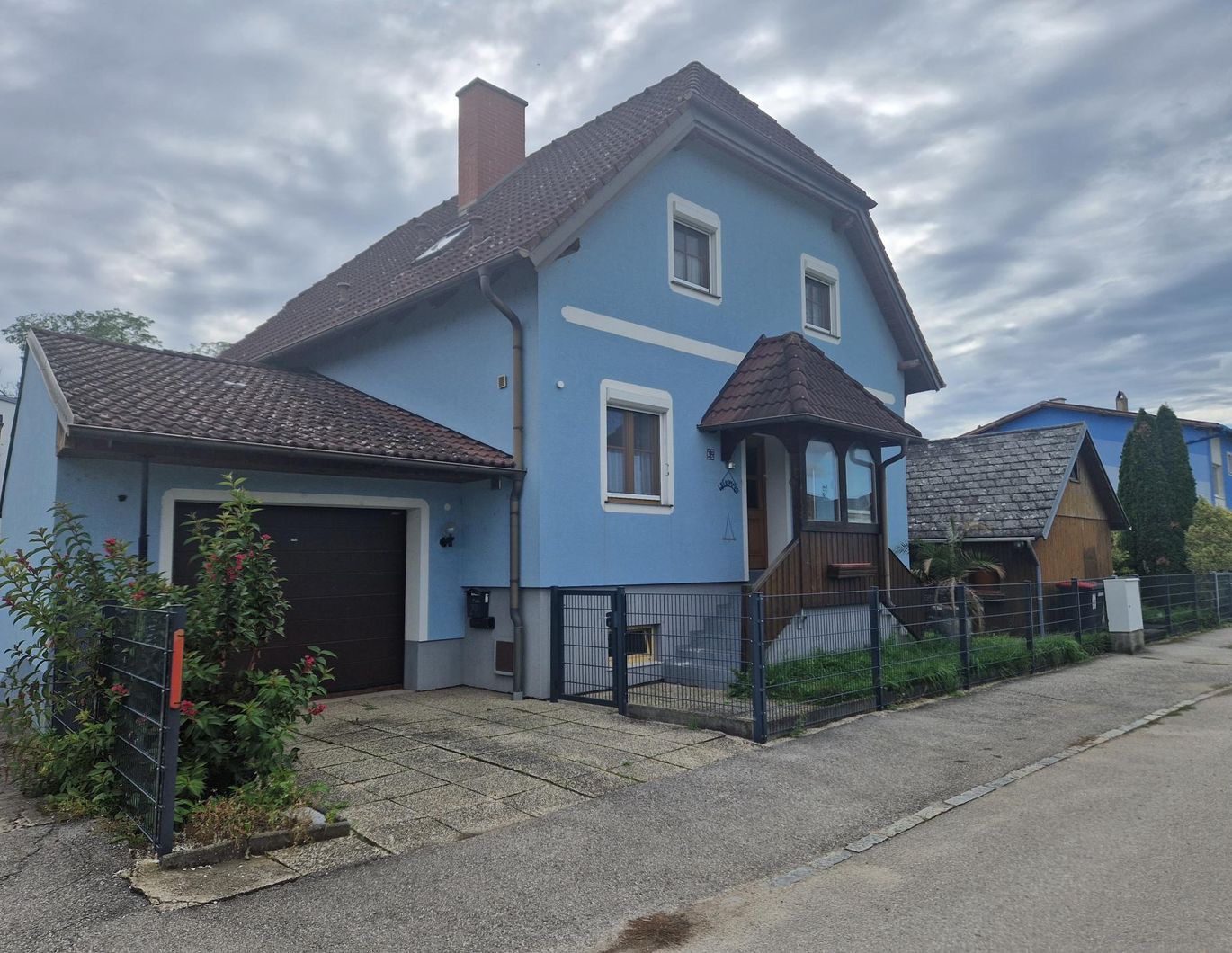 SOLIDES WOHNHAUS MIT EHEMALIGEM SOMMERHAUS, HERRLICHER TERRASSE UND POOL IN TRAUMHAFTER RUHELAGE