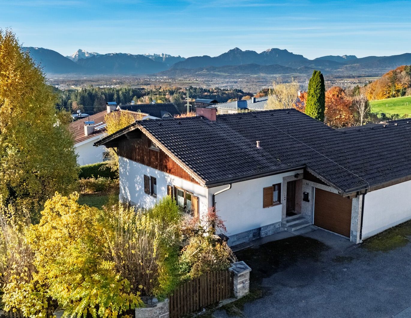 Land-Idylle mit Panoramablick: Wohnhaus in Anthering