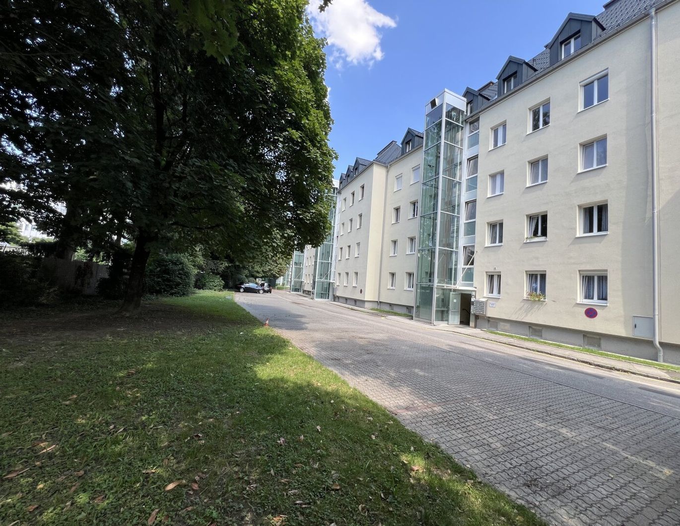 Zentrales Wohnen im Grünen - Gepflegte 2-Zimmer-Erdgeschosswohnung