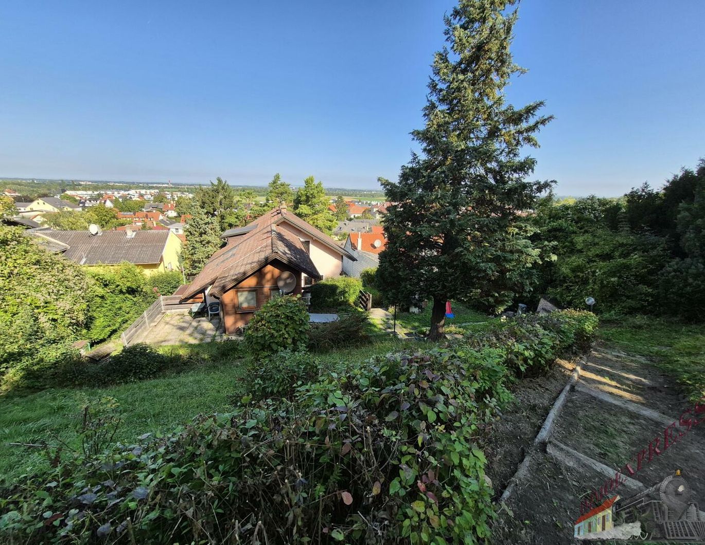 Wohnhaus mit 300m2 Wohnfläche und über 2300m2 Grundstück mit Traumaussicht