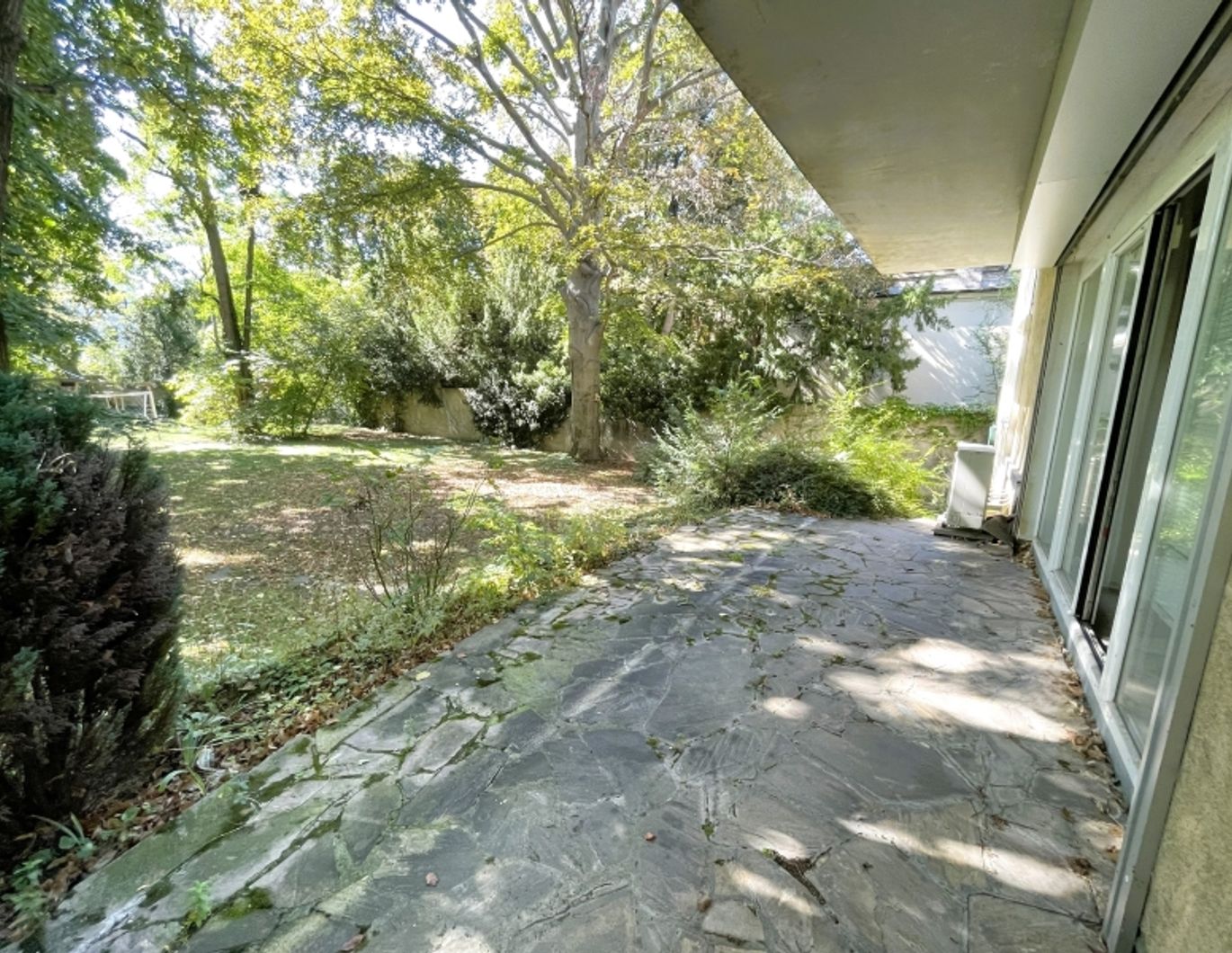 Exklusive Gartenwohnung mit 177 m² in Toplage von Hietzing, 224 m² Südgarten, Garagenstellplatz im Kaufpreis inkludiert - zu kaufen in 1130 Wien